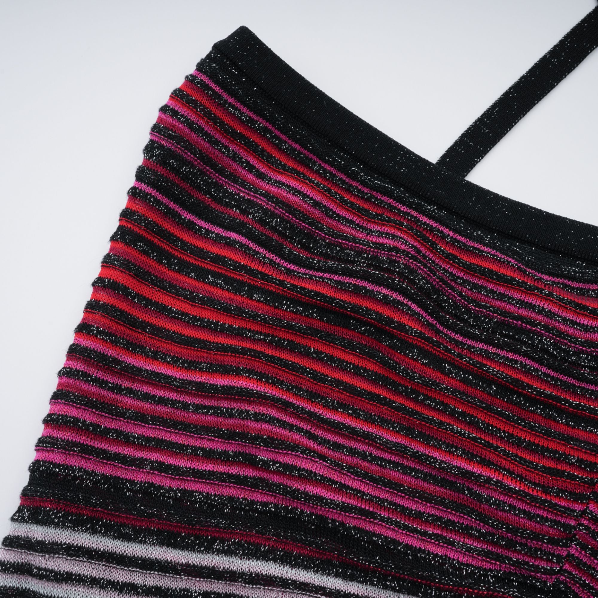 فستان ماكسي أحمر معدني محبوك بفتحة رقبة على شكل حرف V من Ulysse