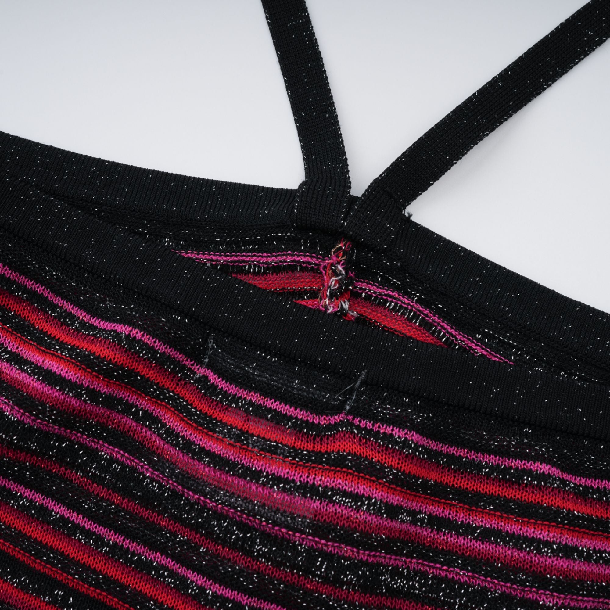 فستان ماكسي أحمر معدني محبوك بفتحة رقبة على شكل حرف V من Ulysse