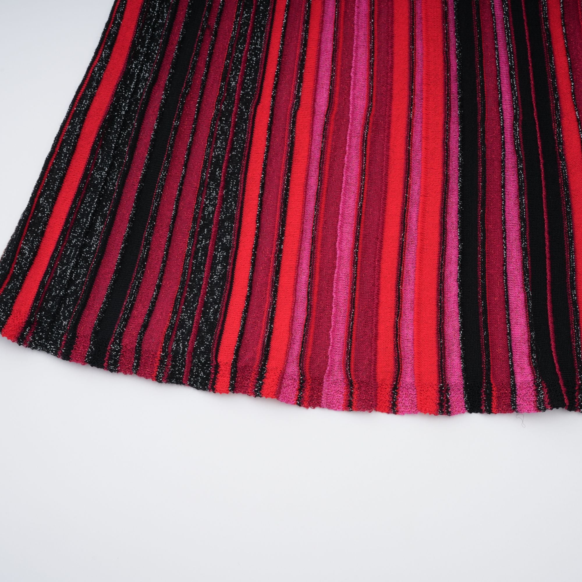 فستان ماكسي أحمر معدني محبوك بفتحة رقبة على شكل حرف V من Ulysse