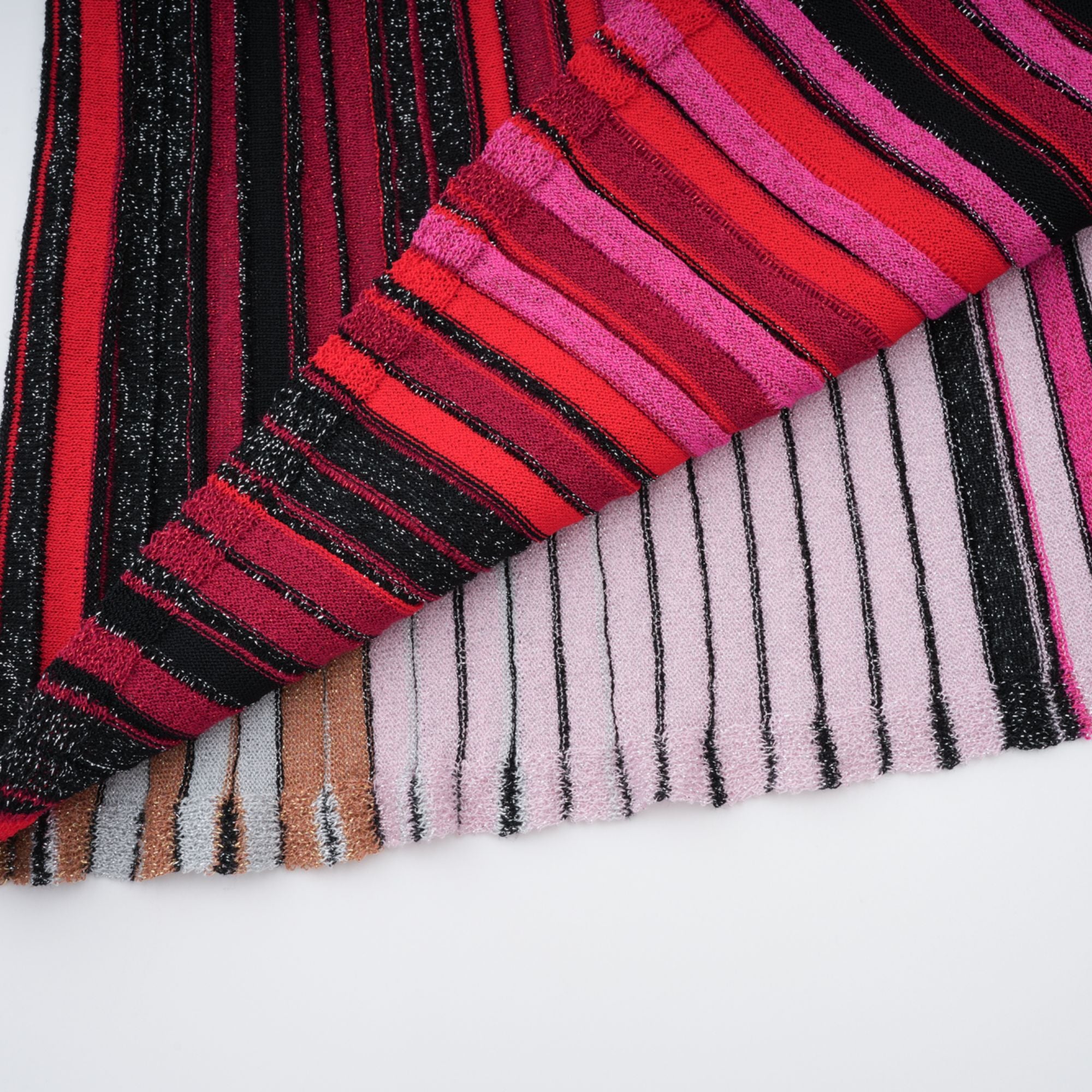 فستان ماكسي أحمر معدني محبوك بفتحة رقبة على شكل حرف V من Ulysse