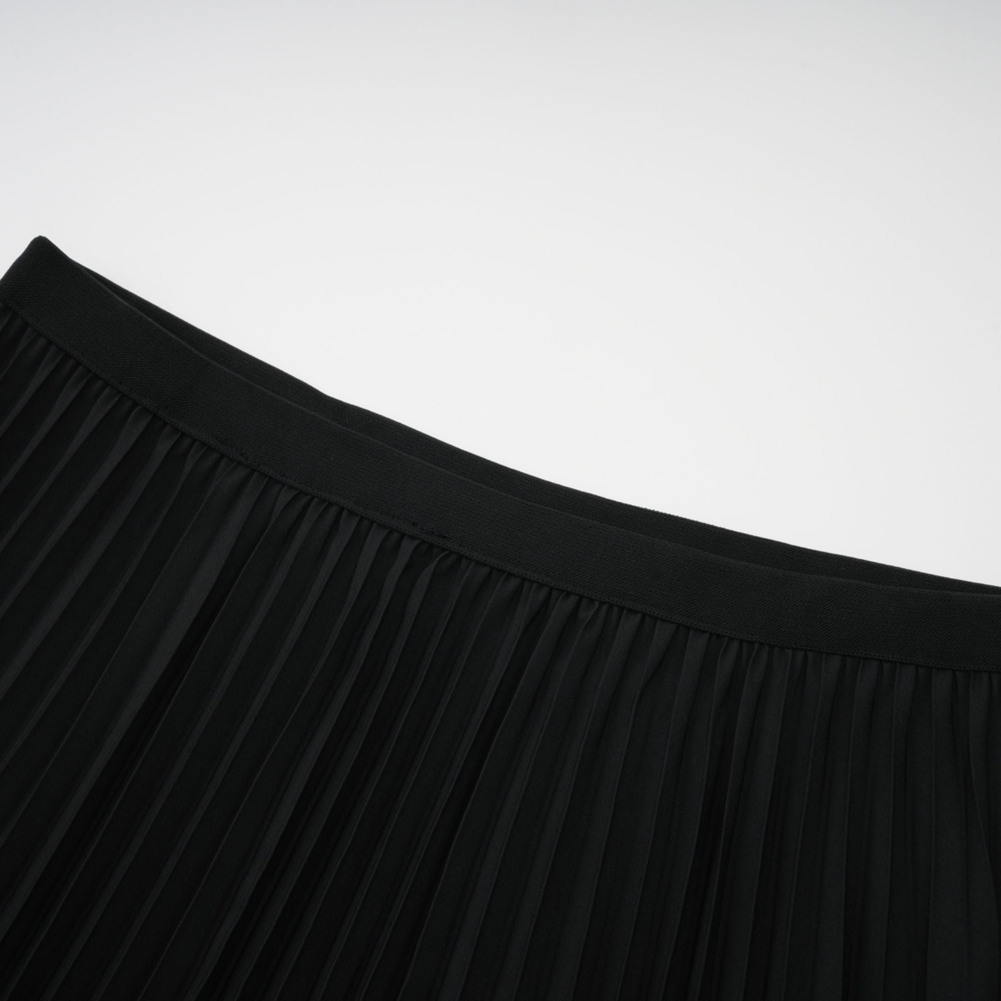 طقم دكستارد مكون من بلوزة وتنورة متطابقة باللون الأسود المذهب