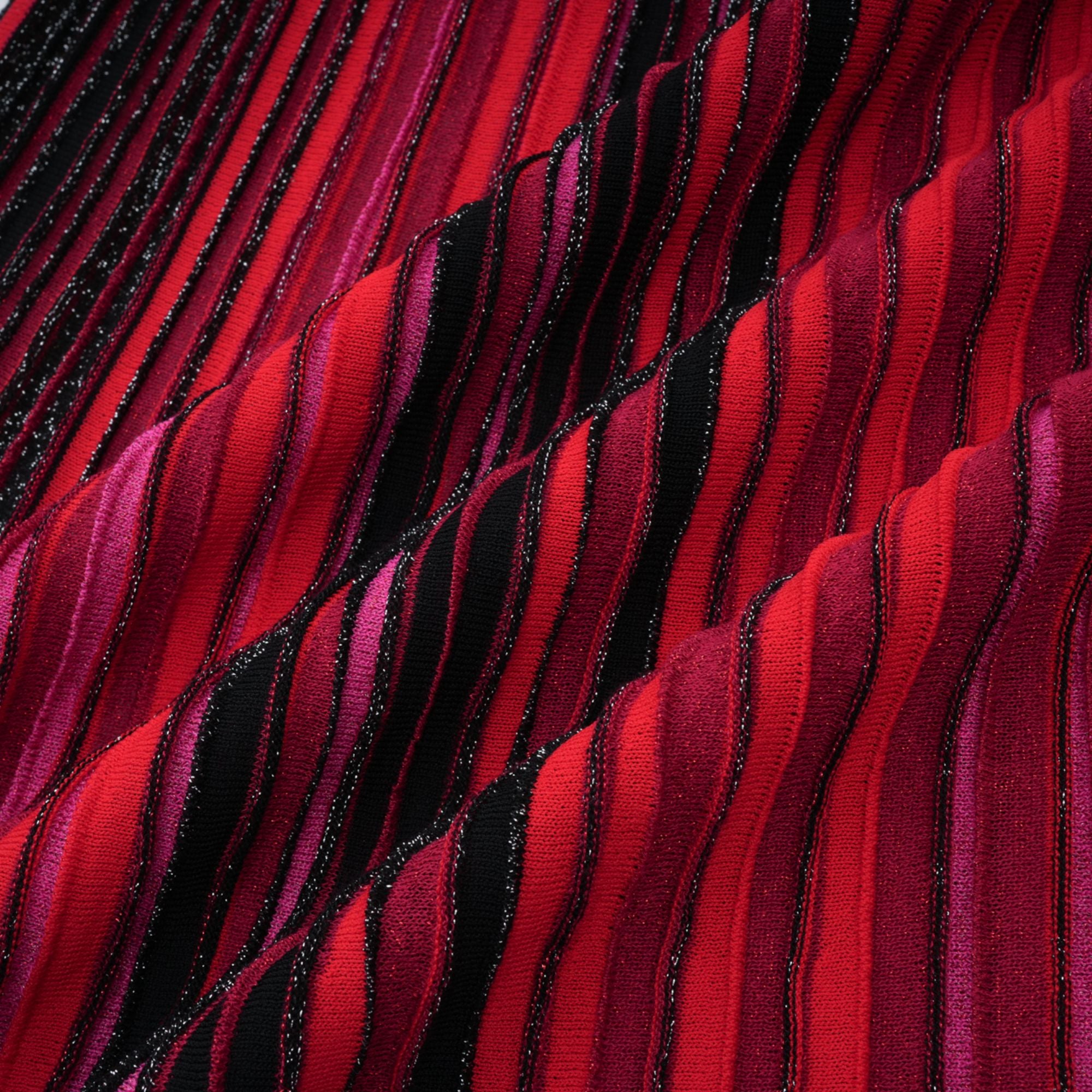 فستان ماكسي أحمر معدني محبوك بفتحة رقبة على شكل حرف V من Ulysse