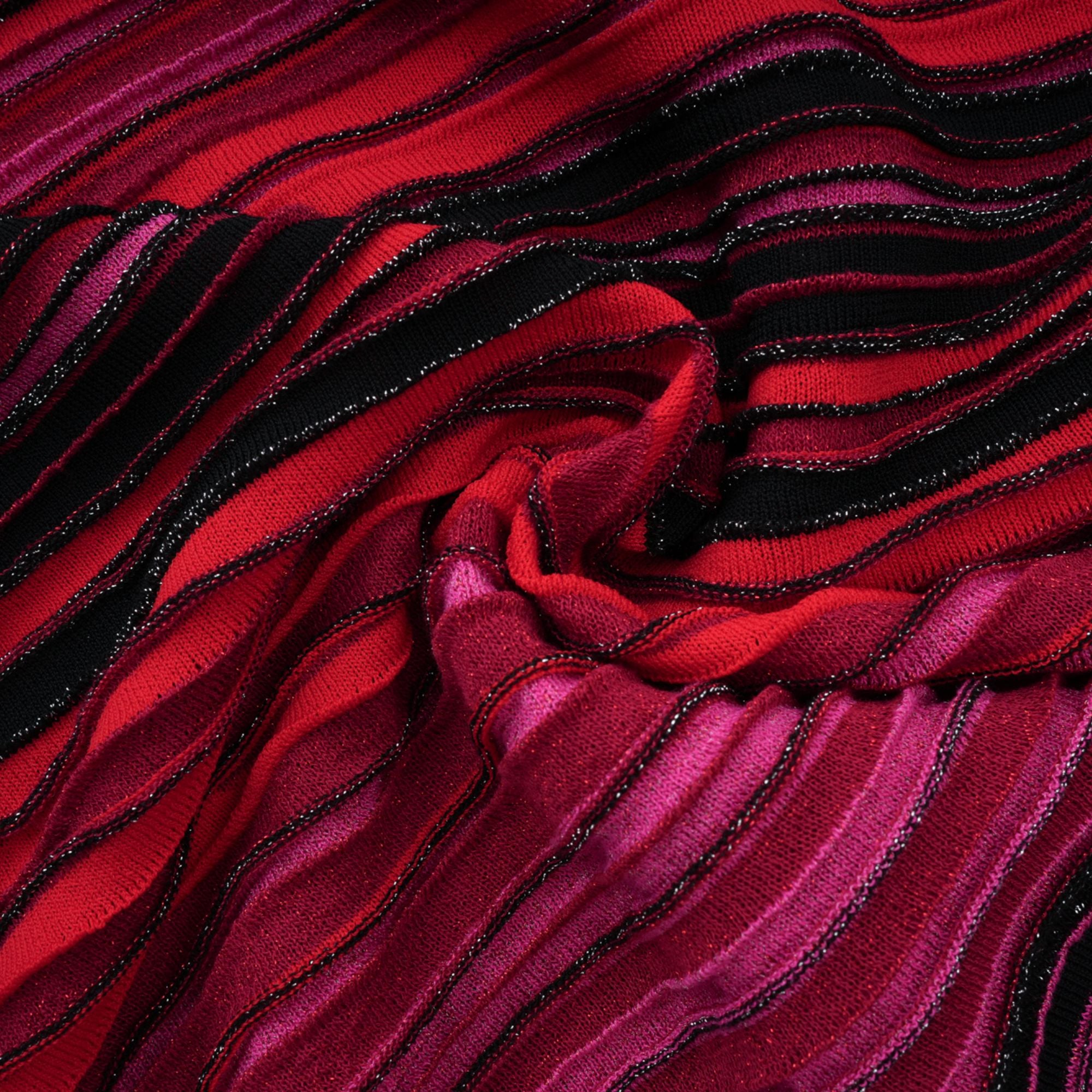 فستان ماكسي أحمر معدني محبوك بفتحة رقبة على شكل حرف V من Ulysse