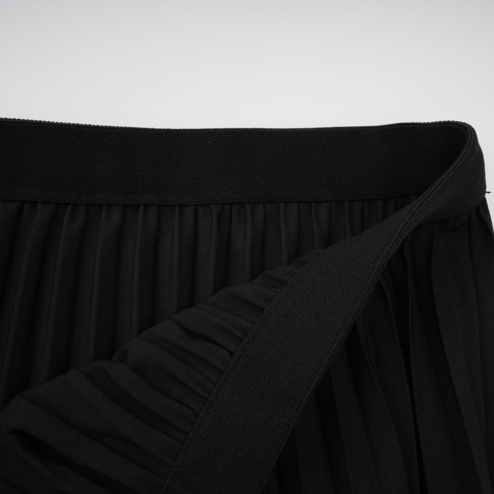 طقم دكستارد مكون من بلوزة وتنورة متطابقة باللون الأسود المذهب