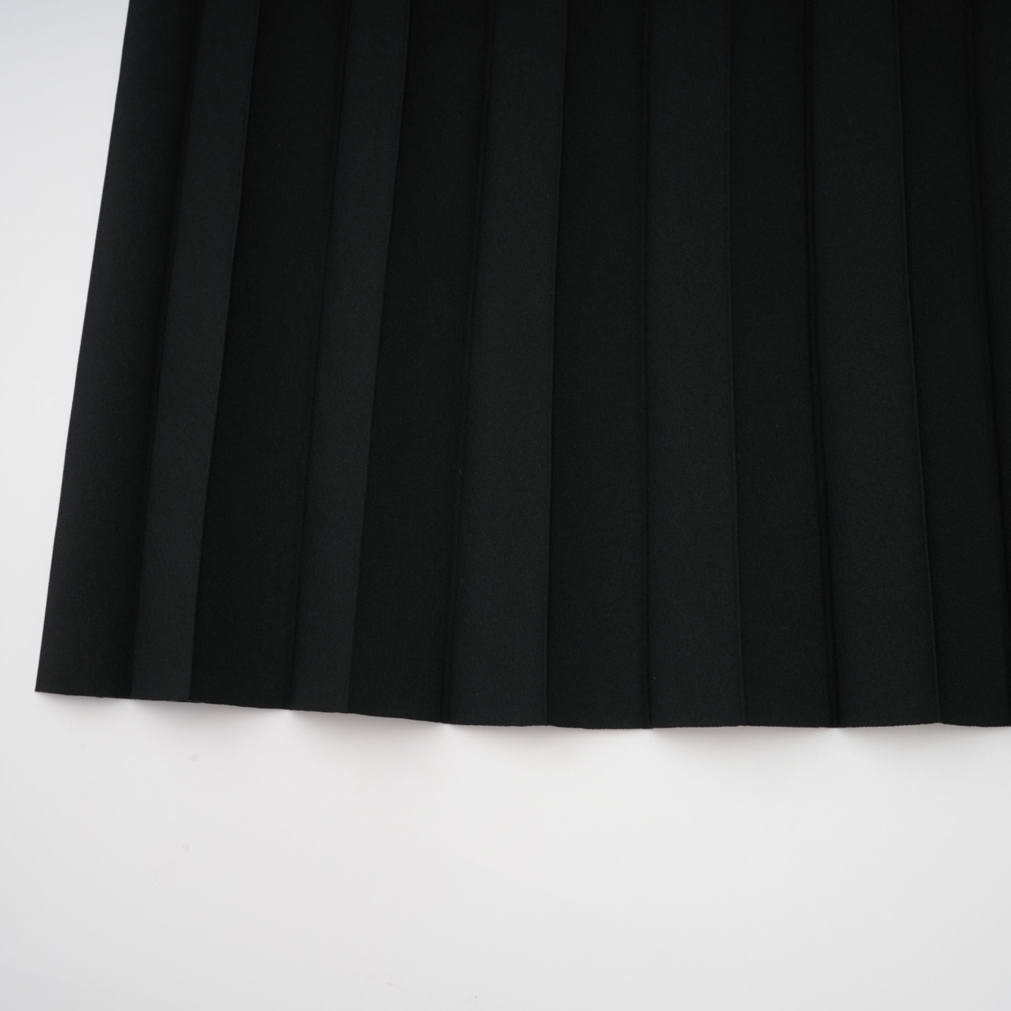 طقم دكستارد مكون من بلوزة وتنورة متطابقة باللون الأسود المذهب