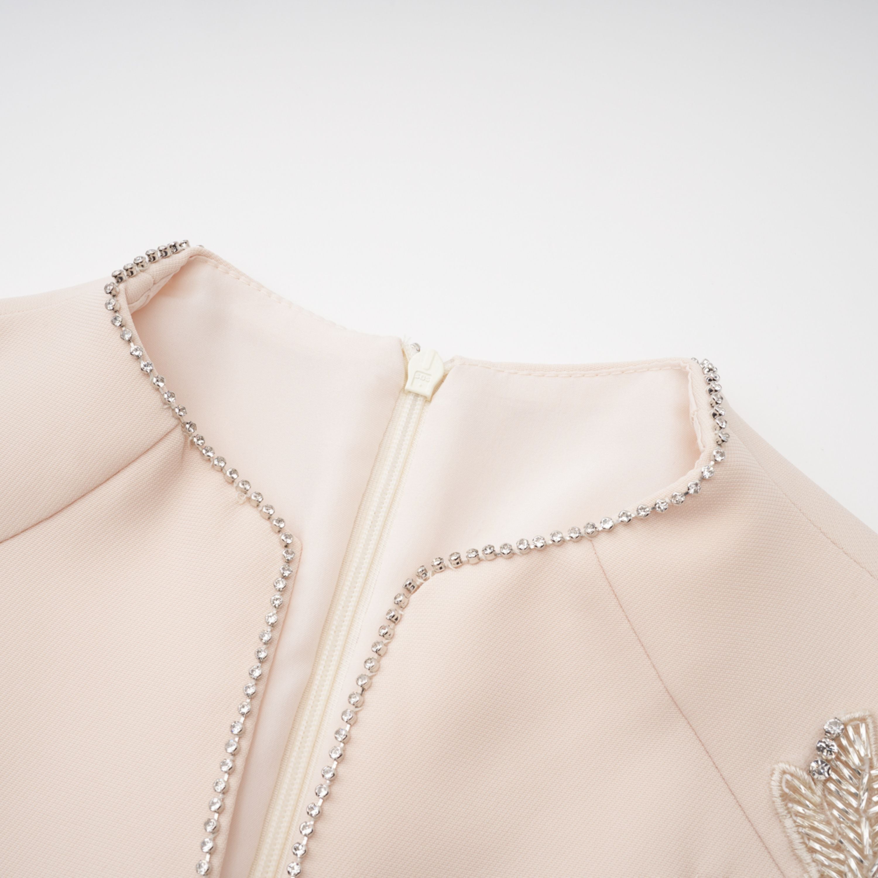 Quintella Neutrales Midi-Kleid mit Blumenmuster und Kristallverzierung