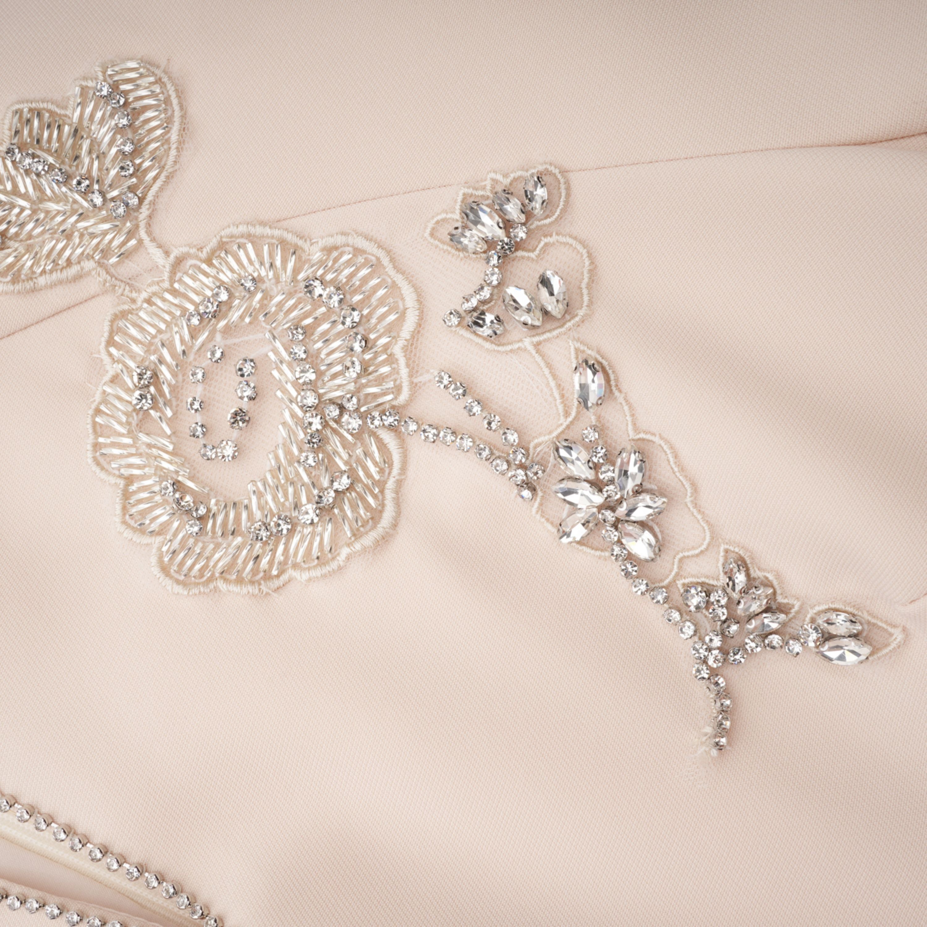 Quintella Neutrales Midi-Kleid mit Blumenmuster und Kristallverzierung