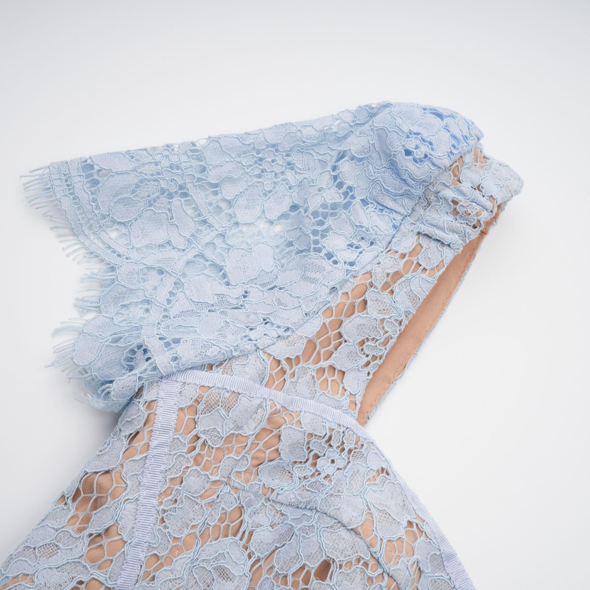 فستان أودري متوسط الطول من الدانتيل المزهر باللون الأزرق