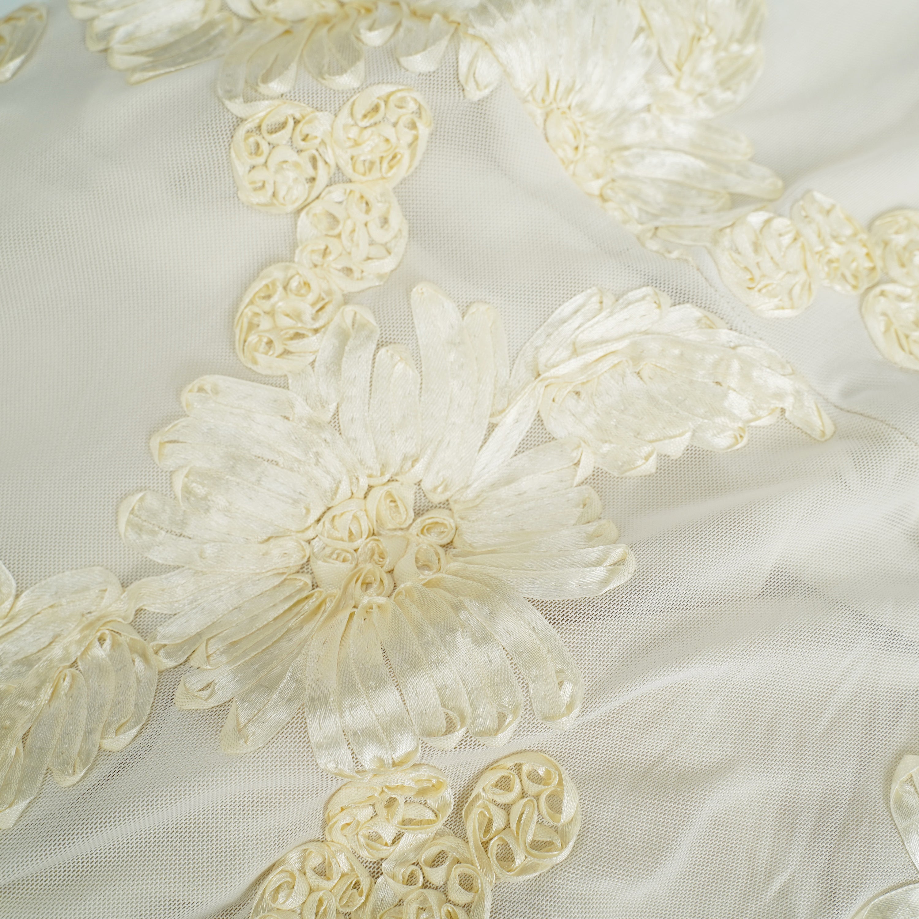 فستان تيويلين محايد غير متماثل بتصميم زهور ومكشكش متوسط الطول