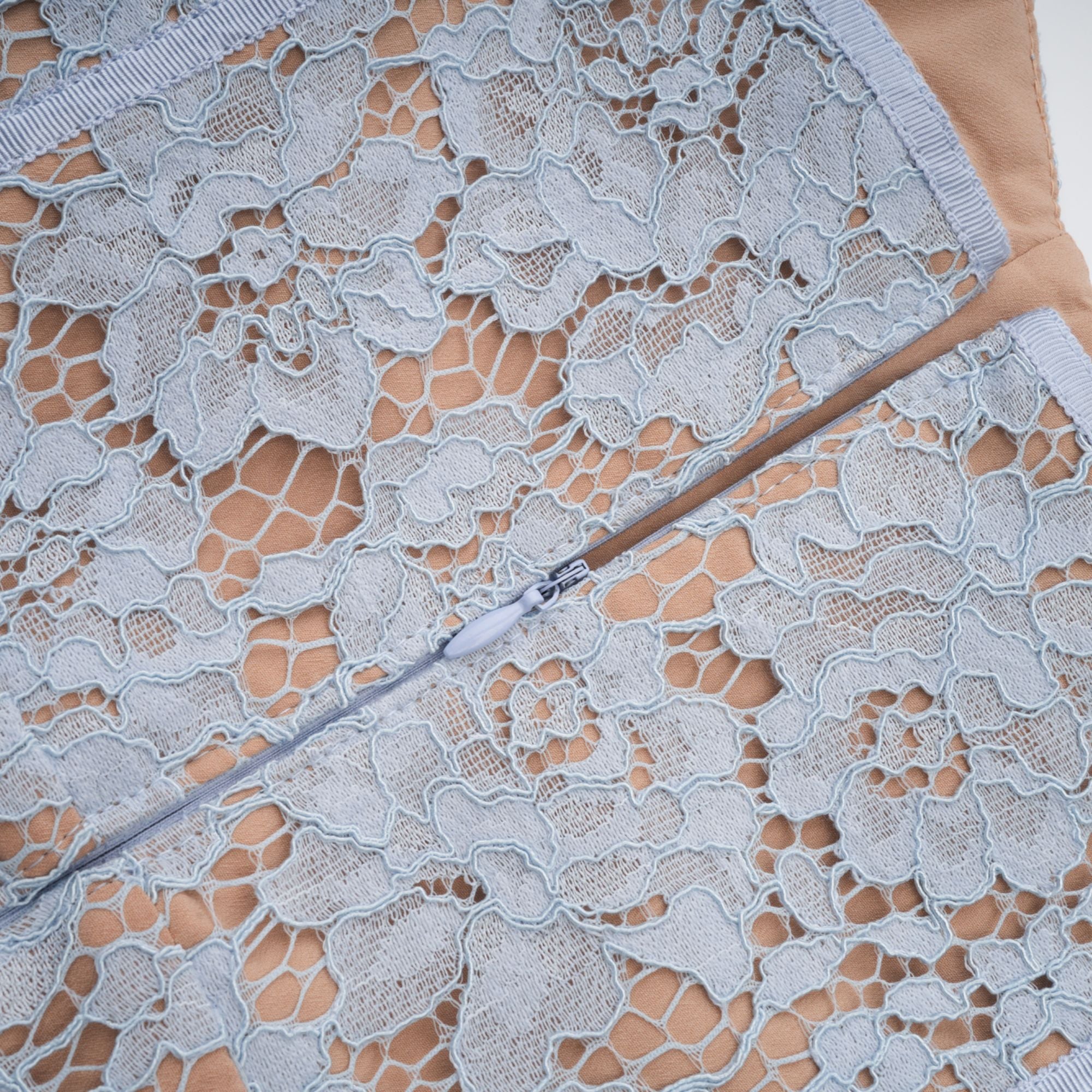 فستان أودري متوسط الطول من الدانتيل المزهر باللون الأزرق