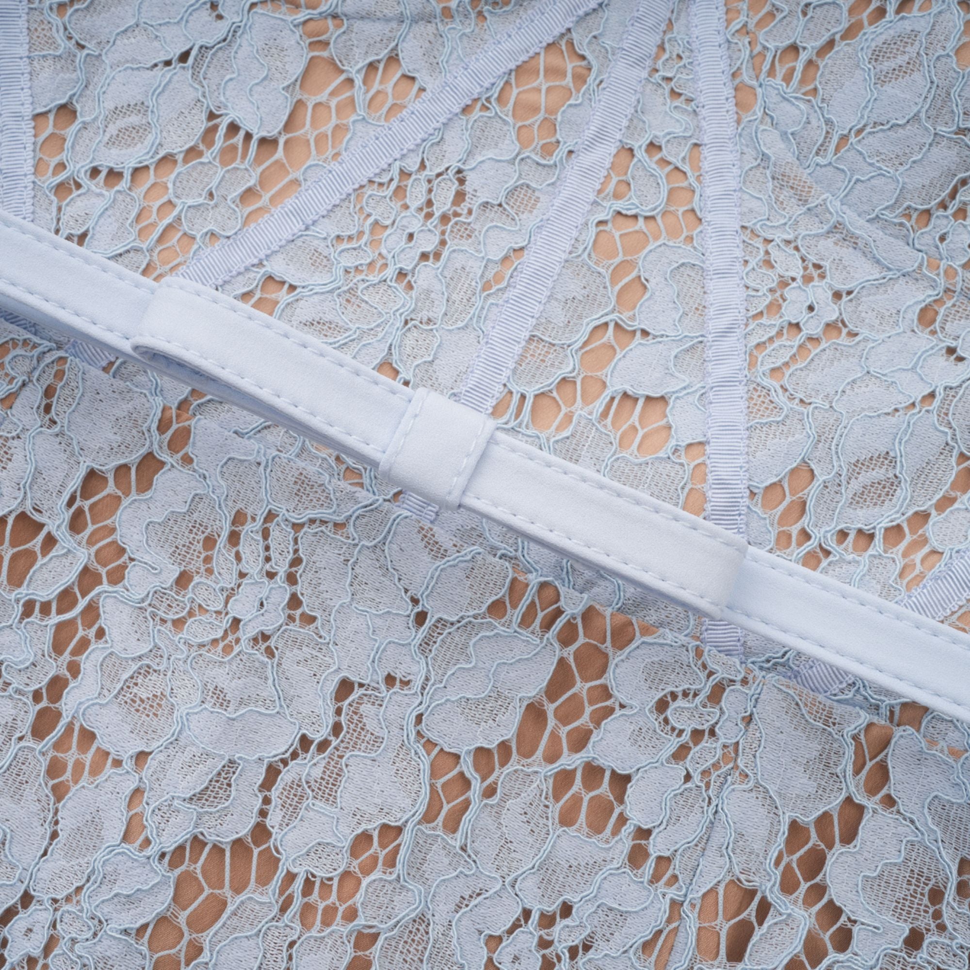 فستان أودري متوسط الطول من الدانتيل المزهر باللون الأزرق