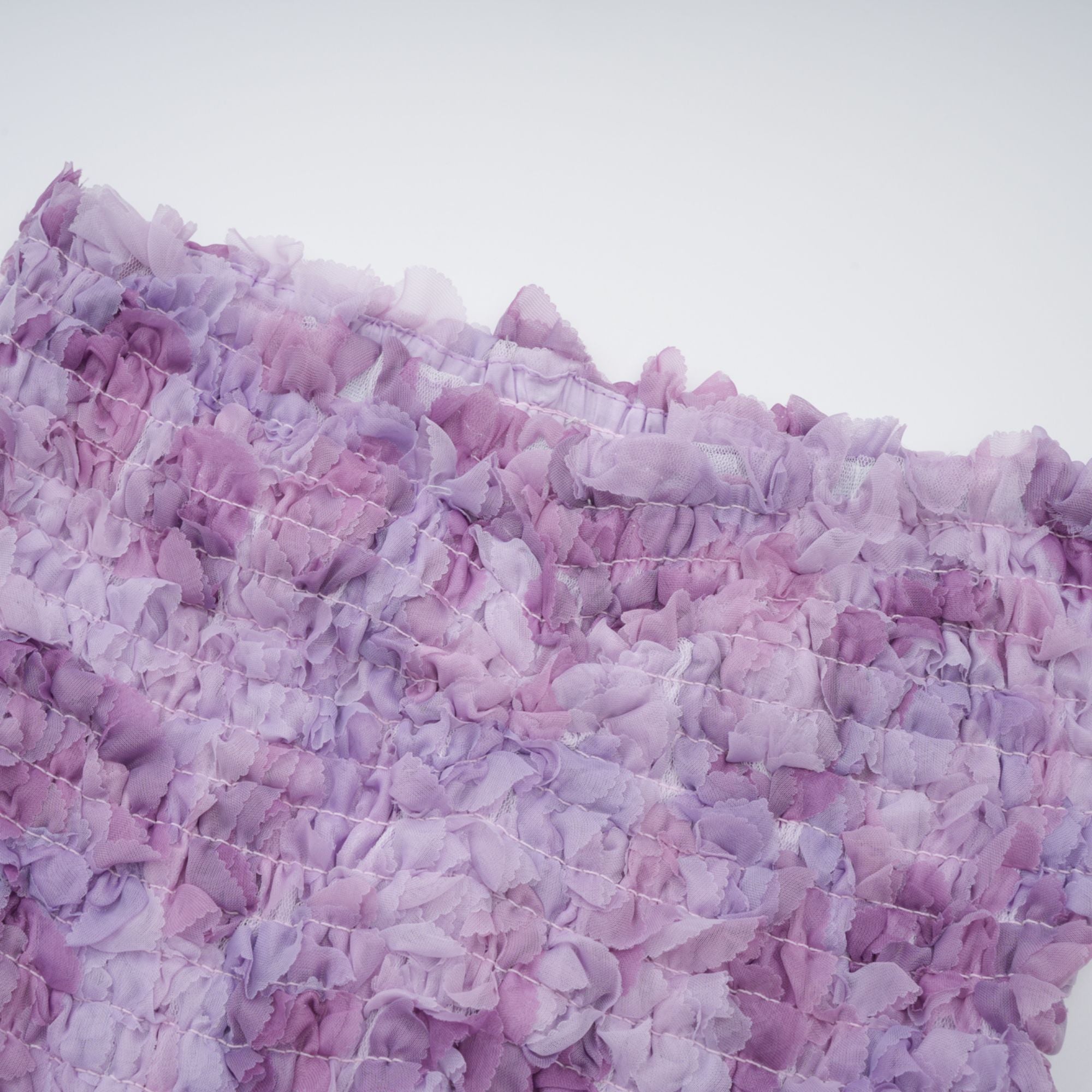 Mylène lila 3D-Blütenblatt-Minikleid aus gestuftem Tüll