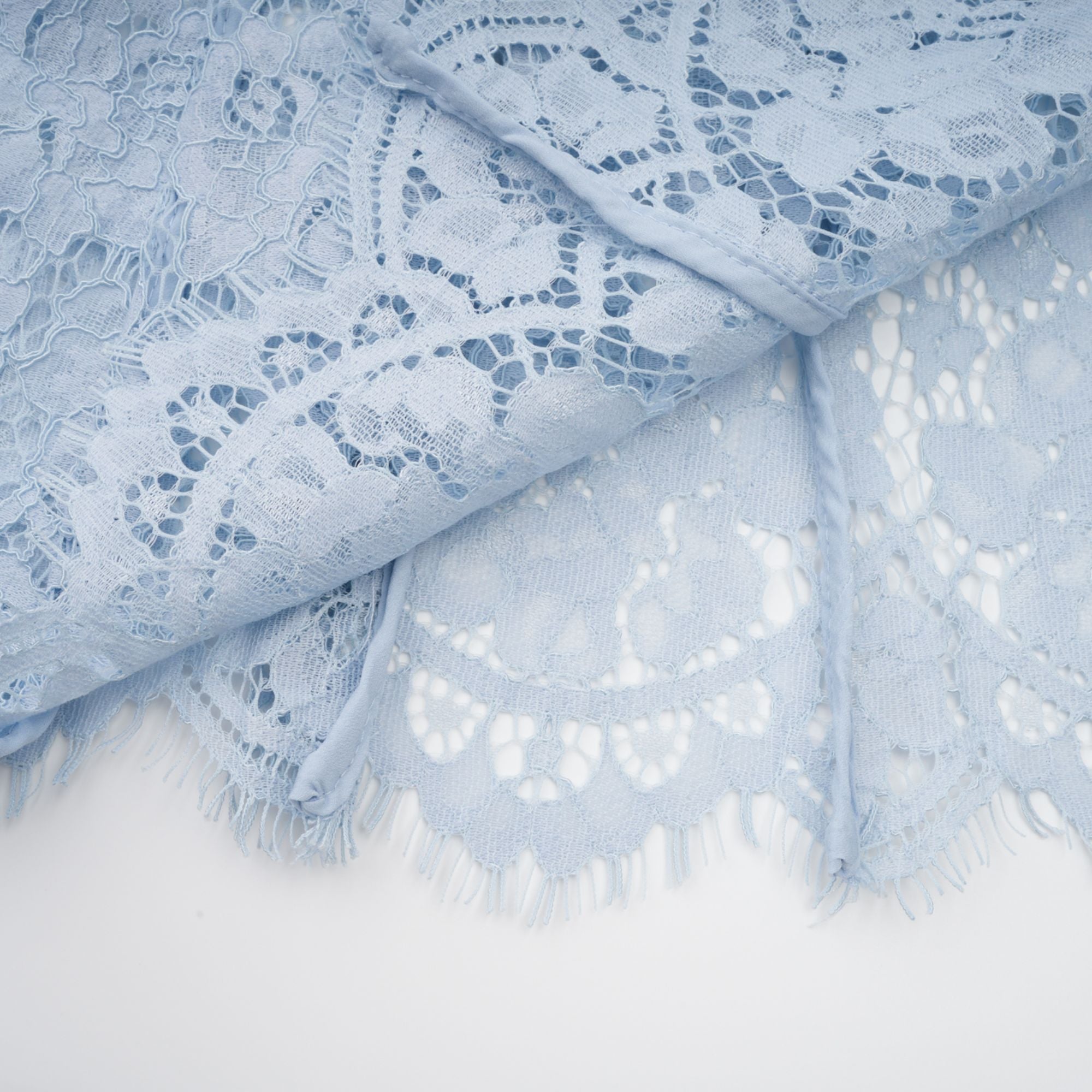 فستان أودري متوسط الطول من الدانتيل المزهر باللون الأزرق