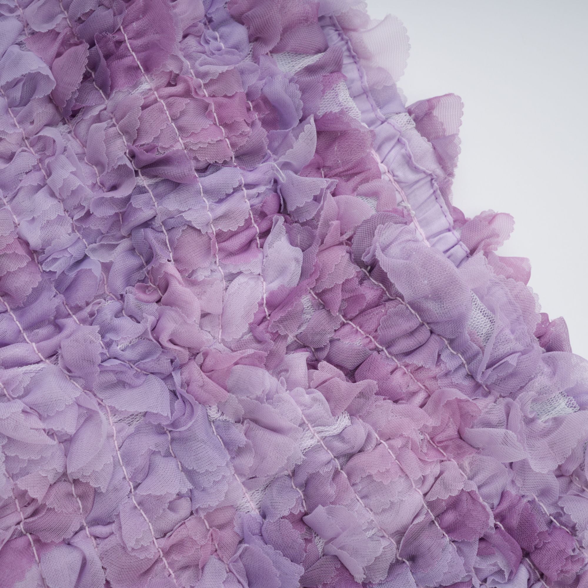 Mylène lila 3D-Blütenblatt-Minikleid aus gestuftem Tüll