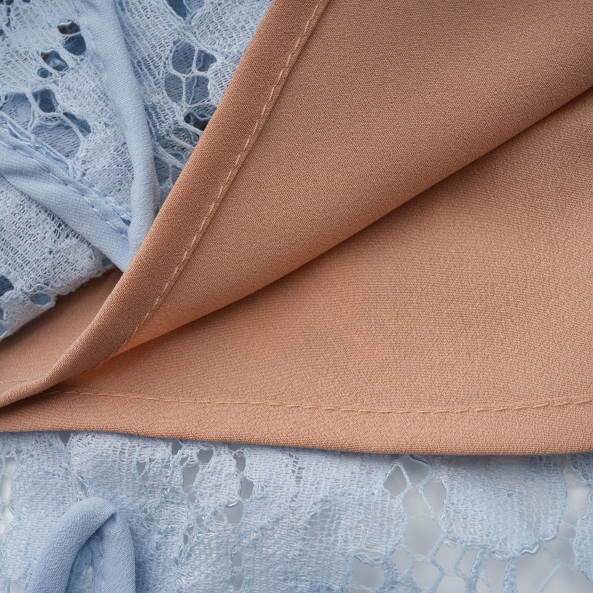 فستان أودري متوسط الطول من الدانتيل المزهر باللون الأزرق