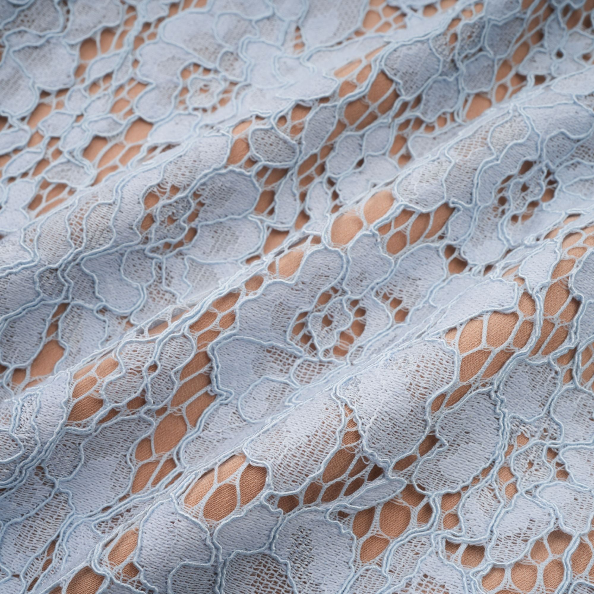 فستان أودري متوسط الطول من الدانتيل المزهر باللون الأزرق