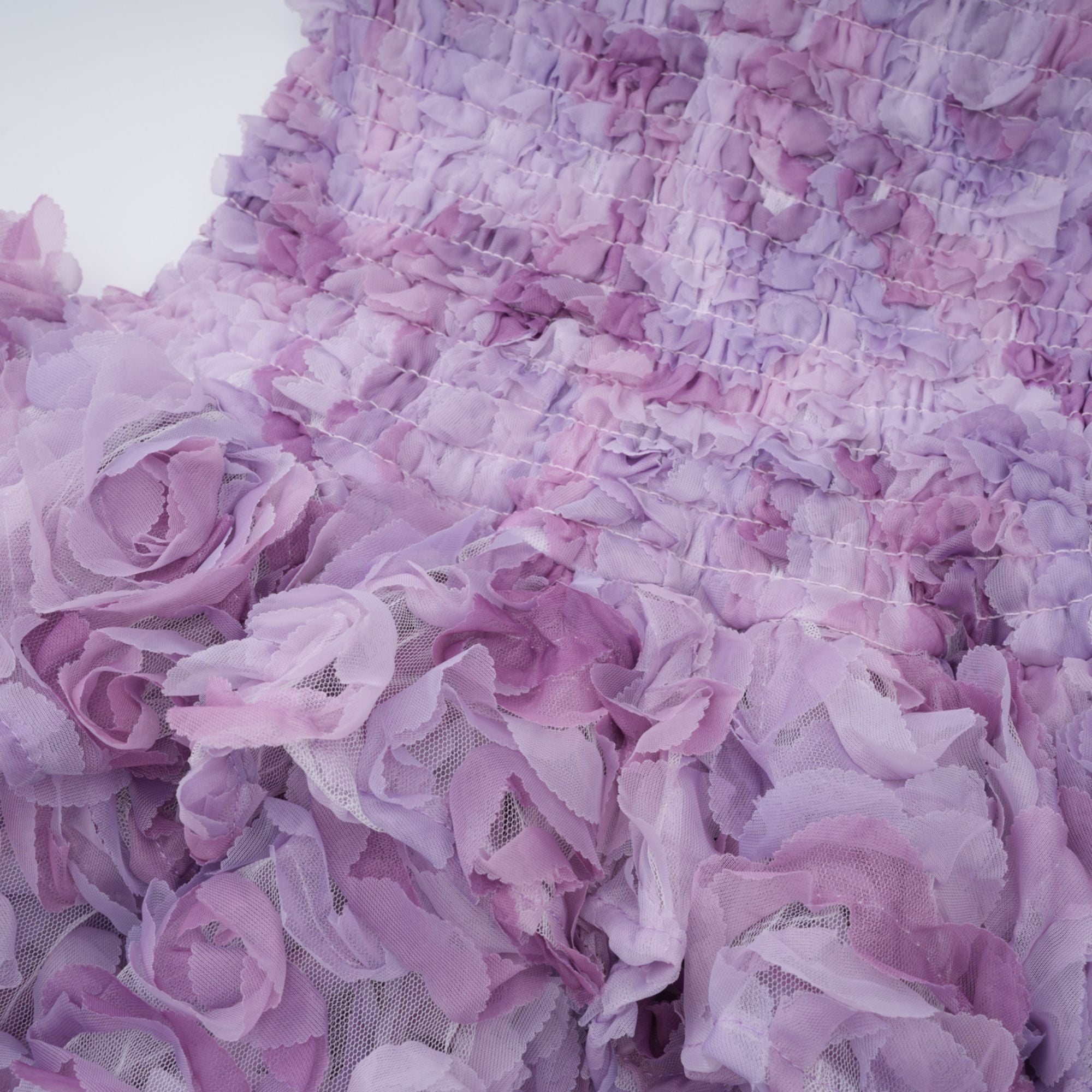 Mylène lila 3D-Blütenblatt-Minikleid aus gestuftem Tüll