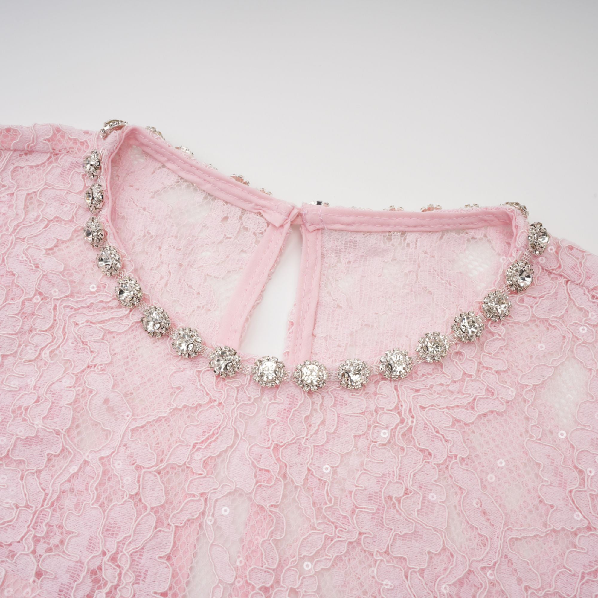 Elisabetta – Midikleid aus rosa Spitze mit Blumenstickereien