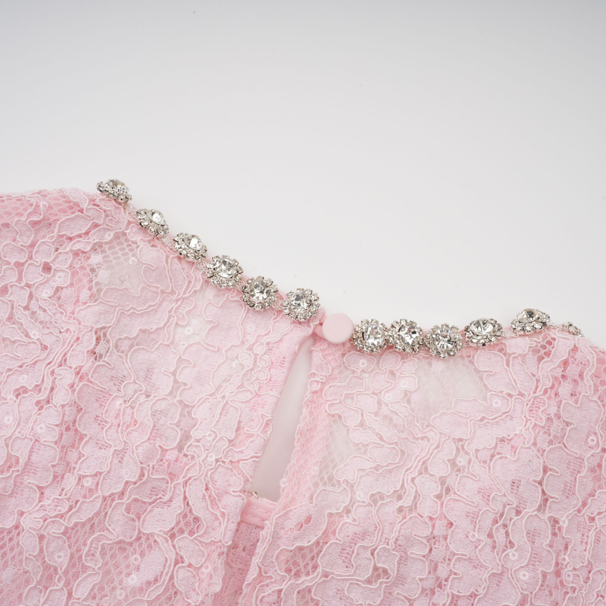 Elisabetta – Midikleid aus rosa Spitze mit Blumenstickereien