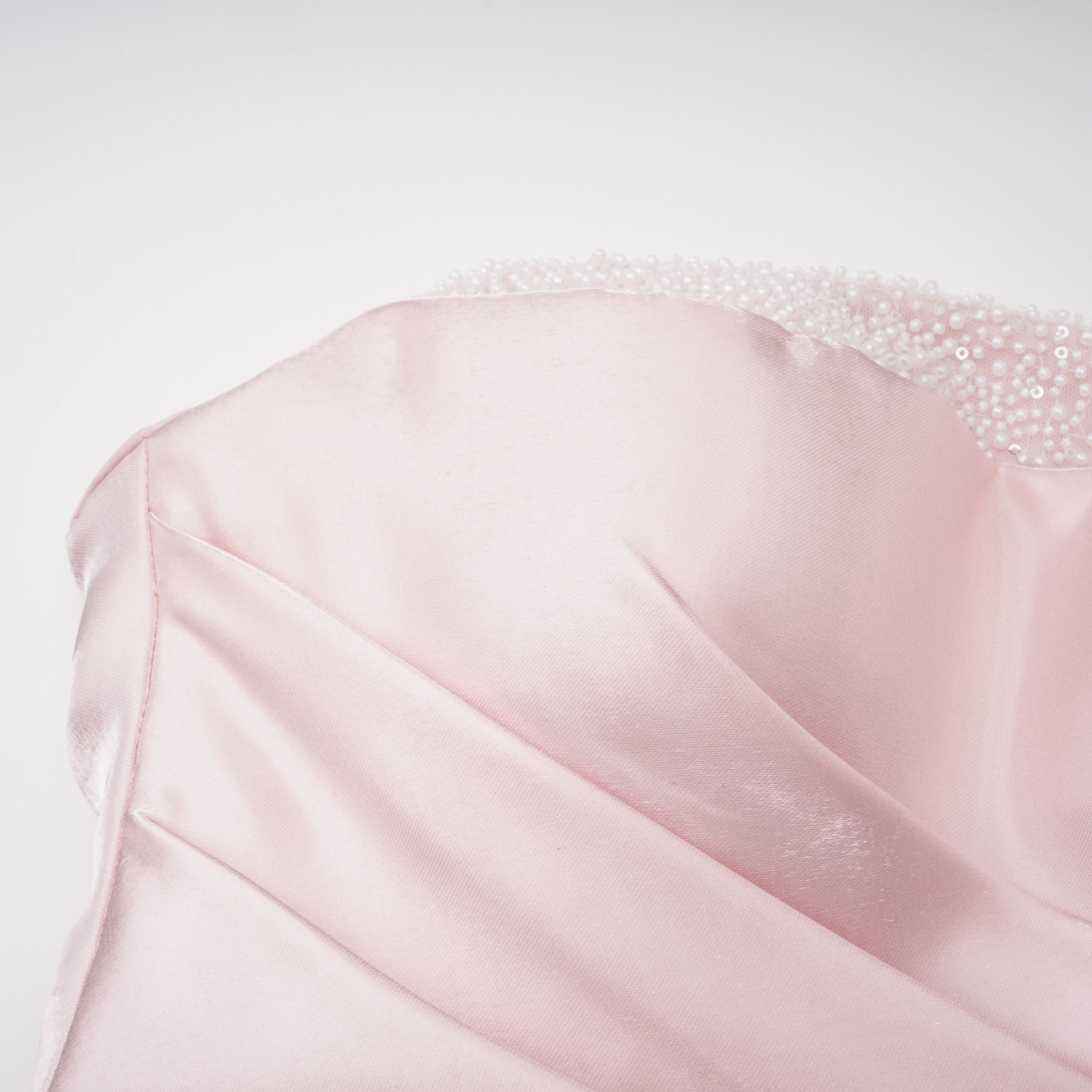 فستان طويل بدون أكمام مزين بأحجار الراين الوردية