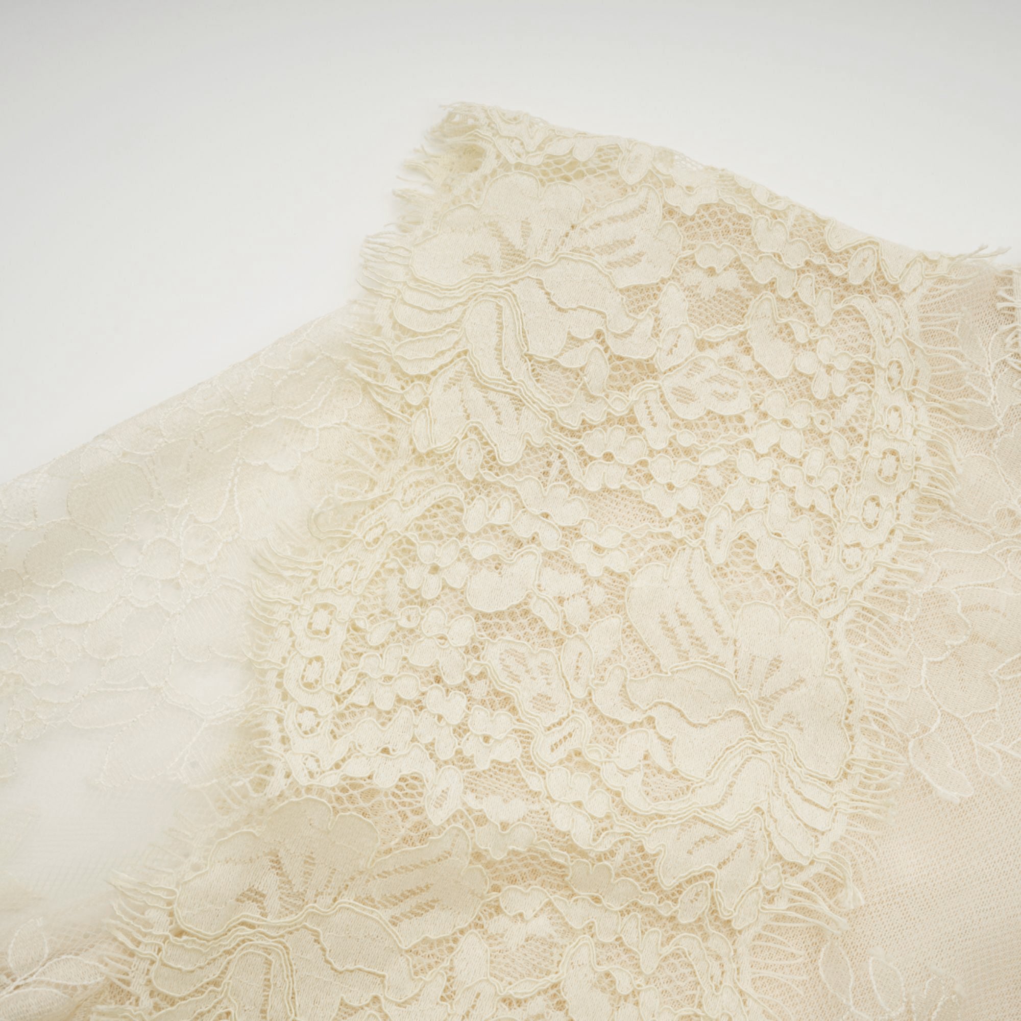 فستان ميدي مطرز بالدانتيل من تصميم إيليان