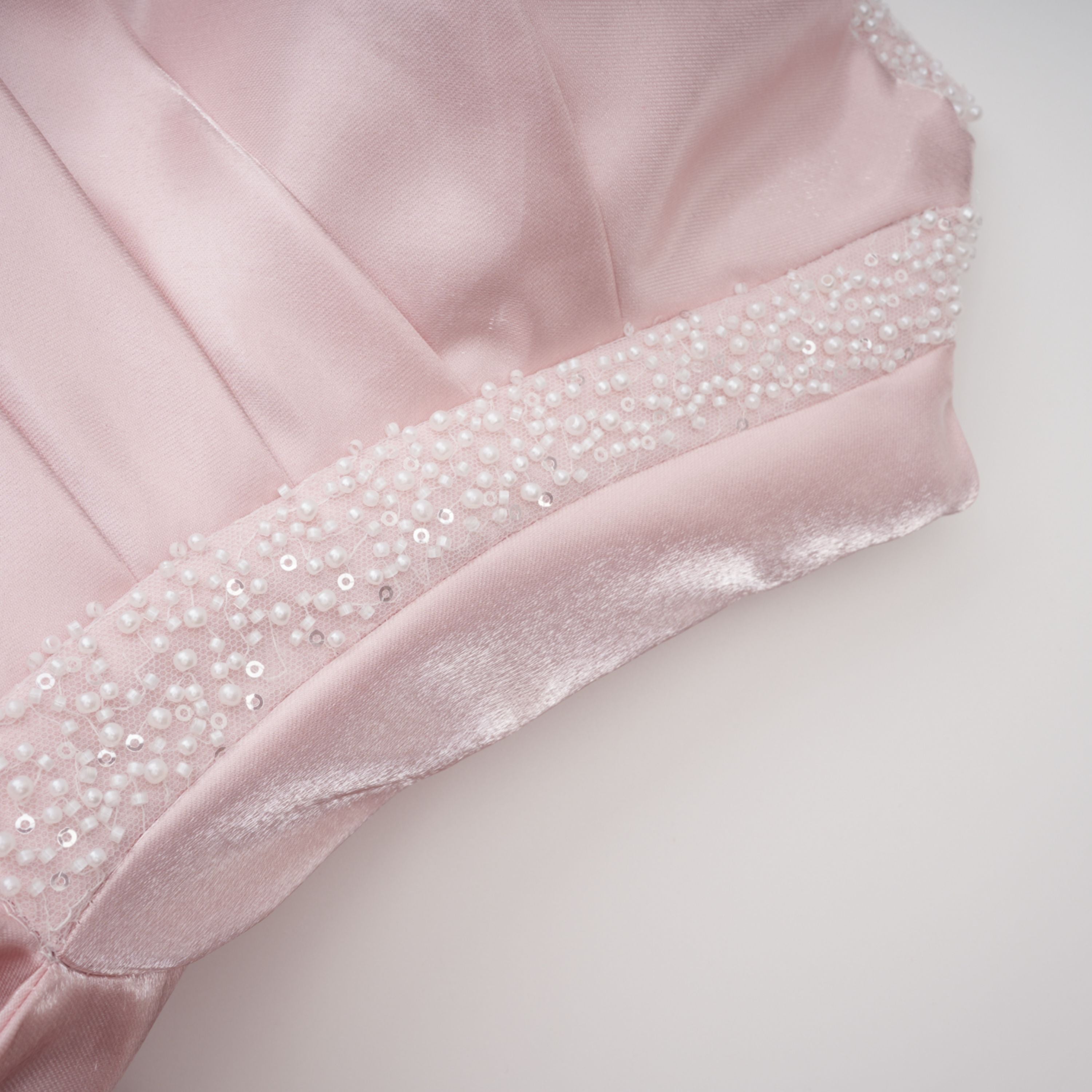 فستان طويل بدون أكمام مزين بأحجار الراين الوردية