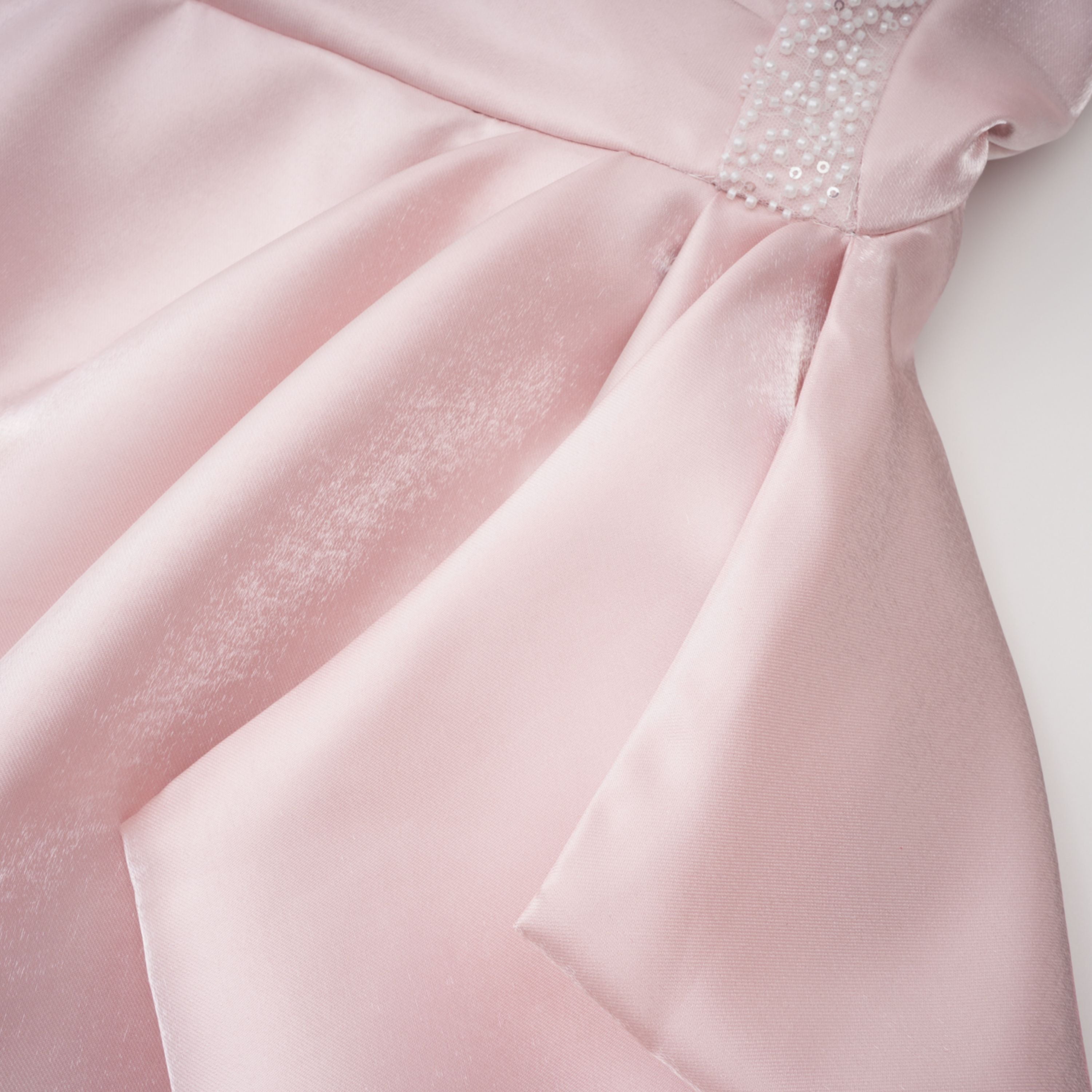 فستان طويل بدون أكمام مزين بأحجار الراين الوردية