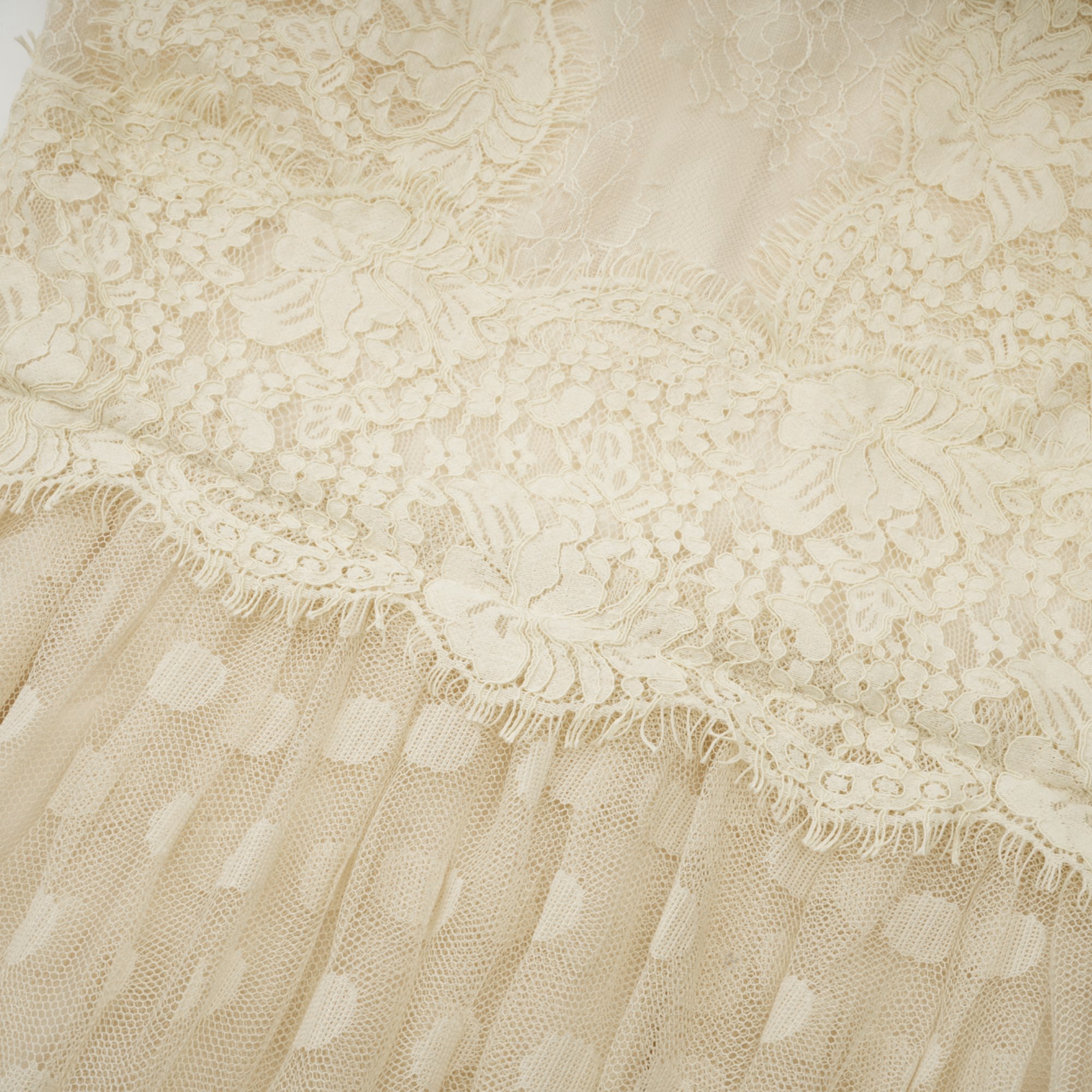 فستان ميدي مطرز بالدانتيل من تصميم إيليان