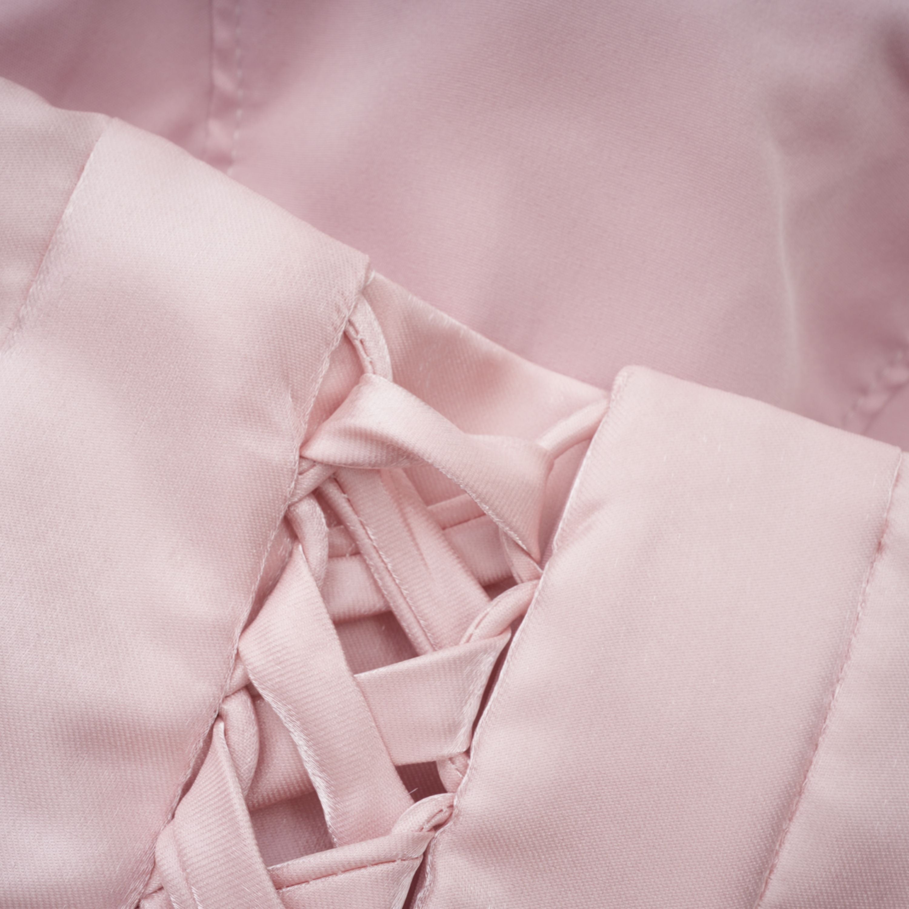 فستان طويل بدون أكمام مزين بأحجار الراين الوردية