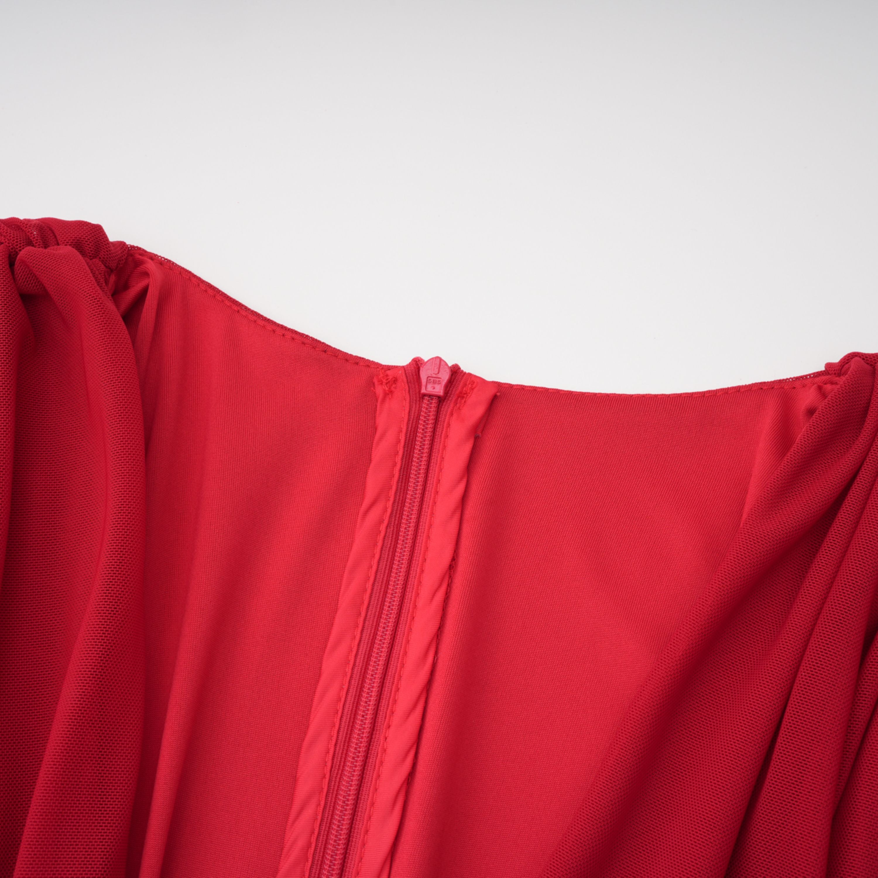 Fíona Rotes asymmetrisches drapiertes Maxikleid