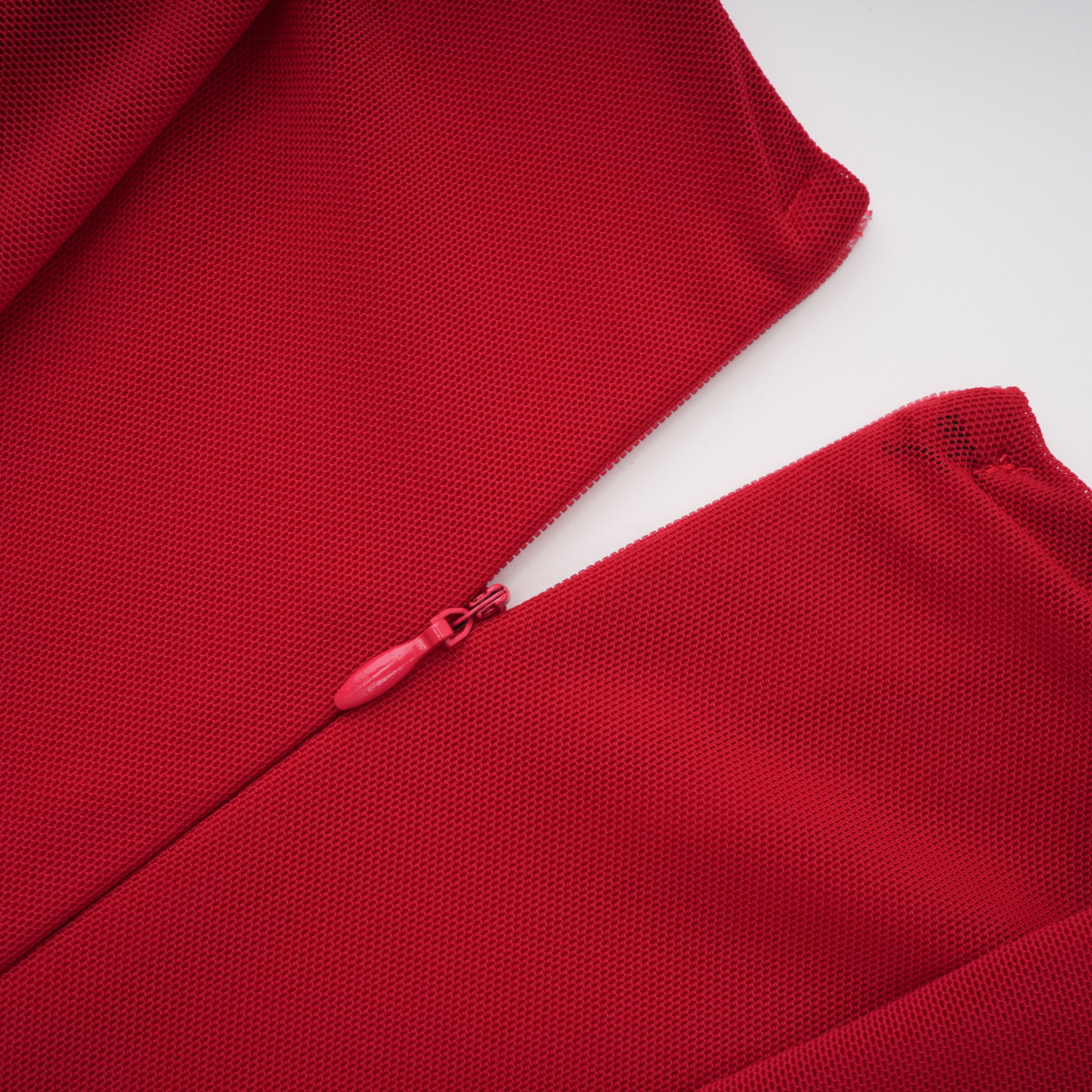 Fíona Rotes asymmetrisches drapiertes Maxikleid