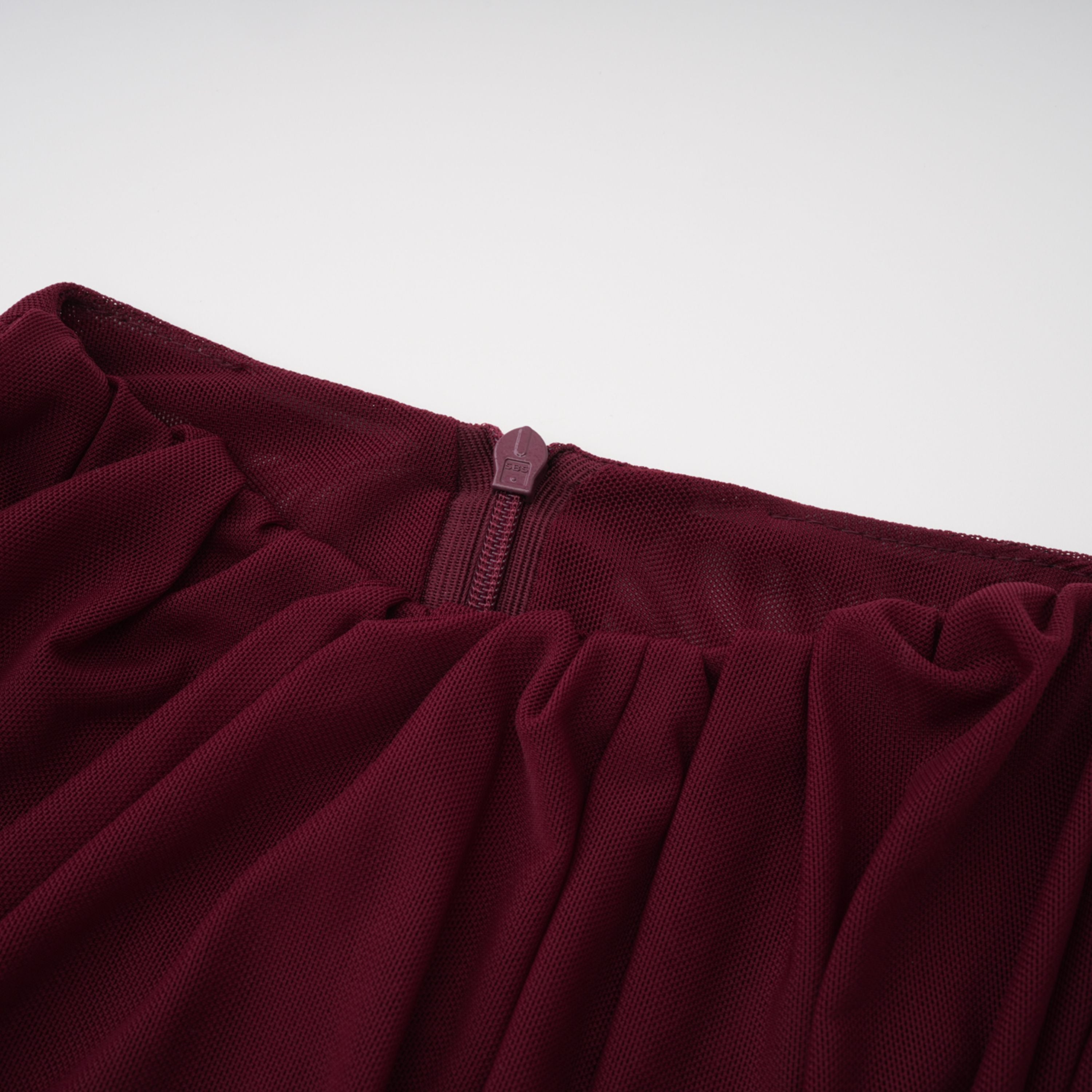 فستان طويل غير متماثل مع كشكش على شكل شريط