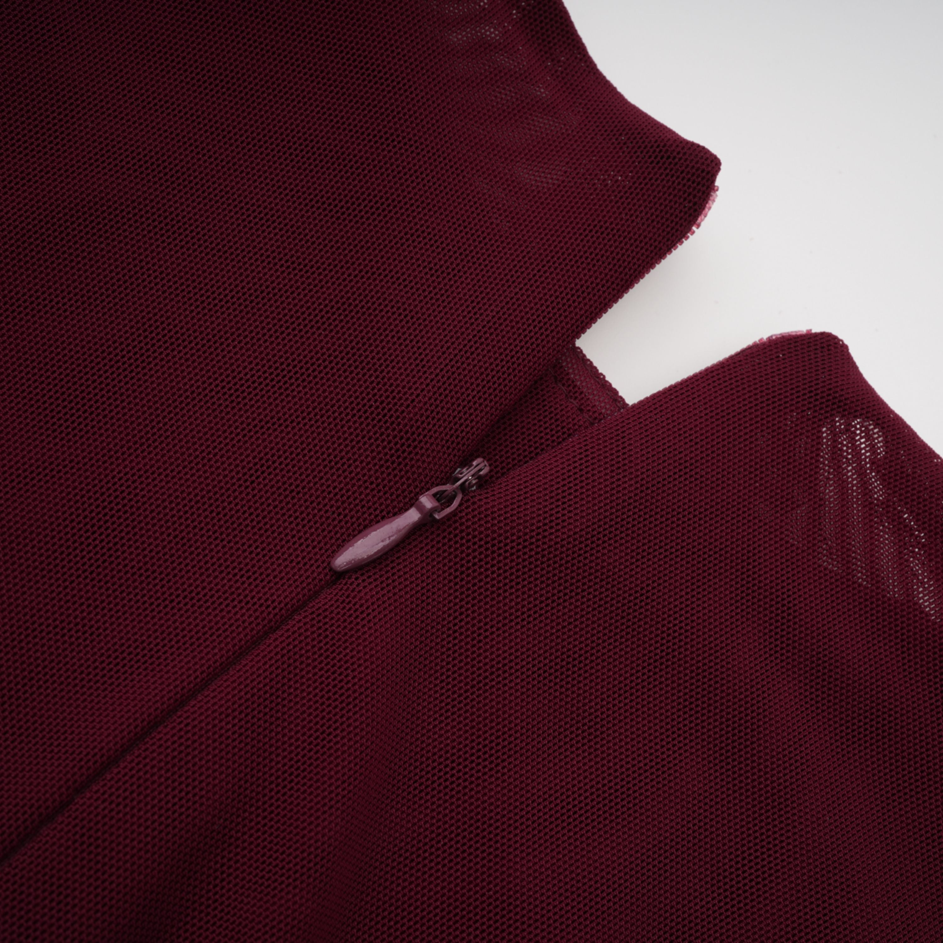 فستان طويل غير متماثل مع كشكش على شكل شريط