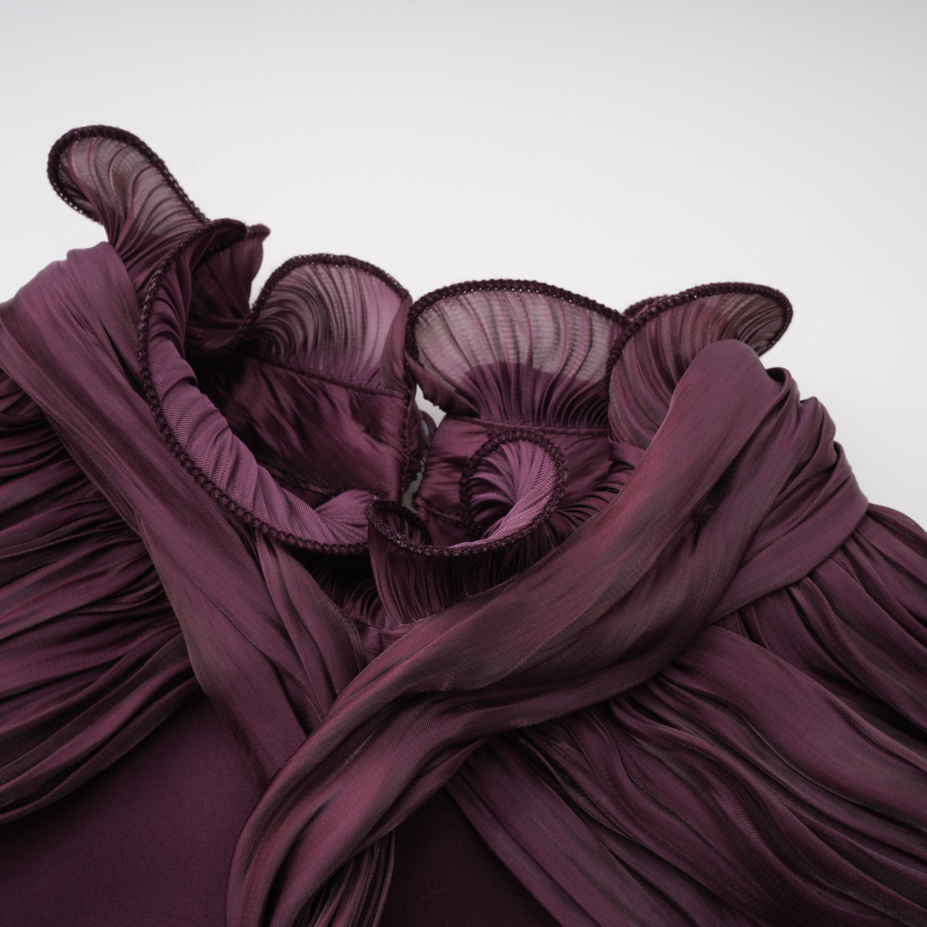 فستان ماكسي بقصّة متقاطعة باللون البني الفاتح