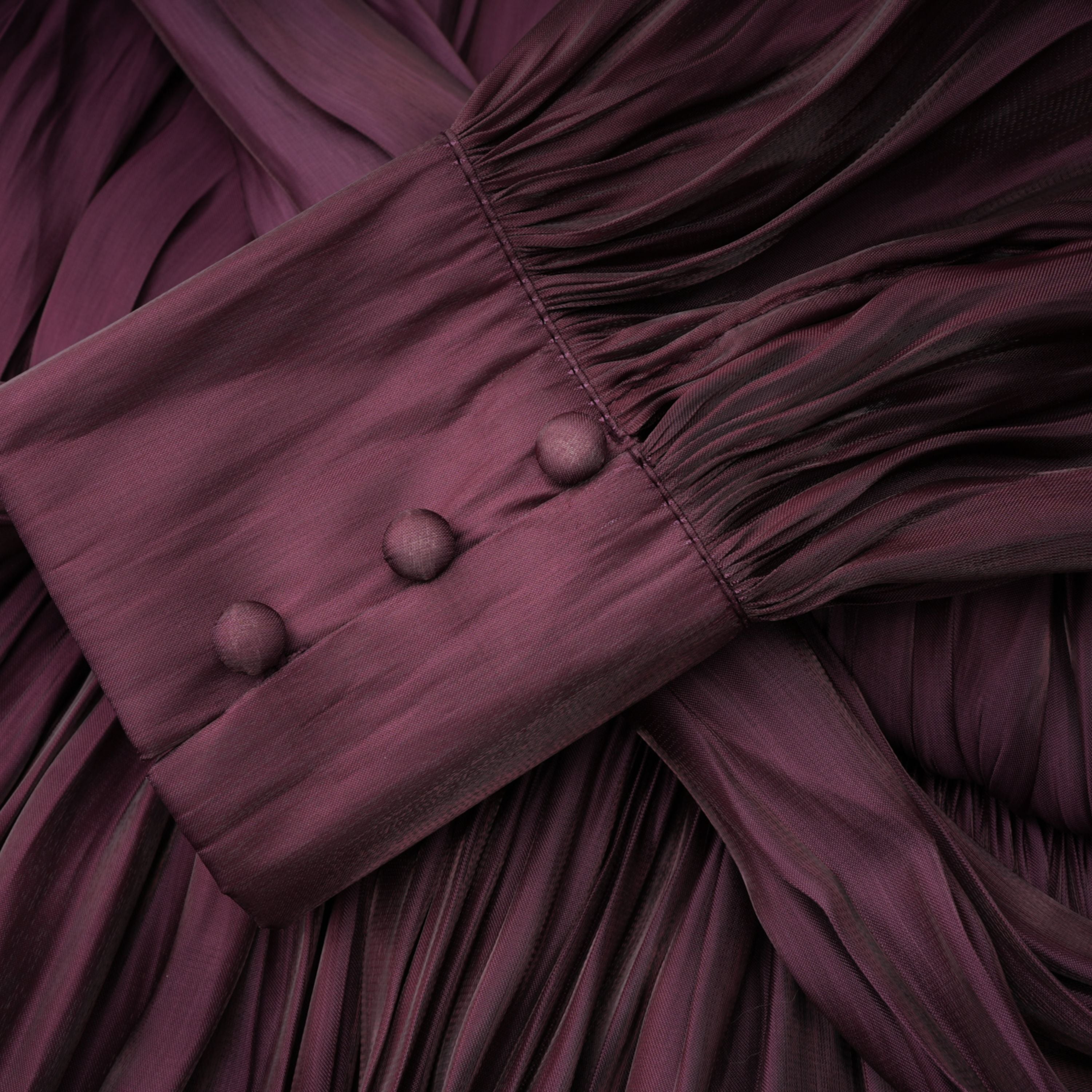 فستان ماكسي بقصّة متقاطعة باللون البني الفاتح