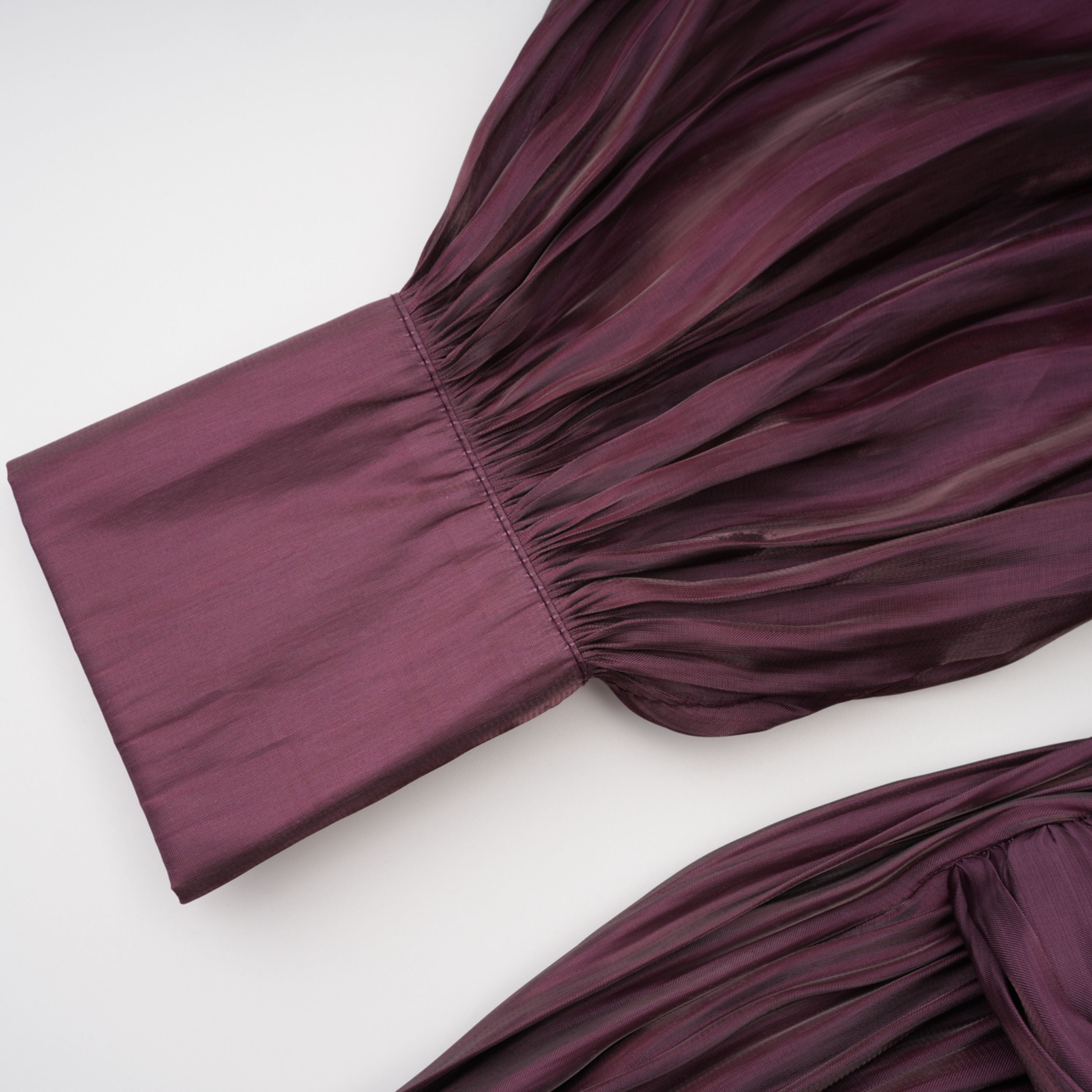 فستان ماكسي بقصّة متقاطعة باللون البني الفاتح