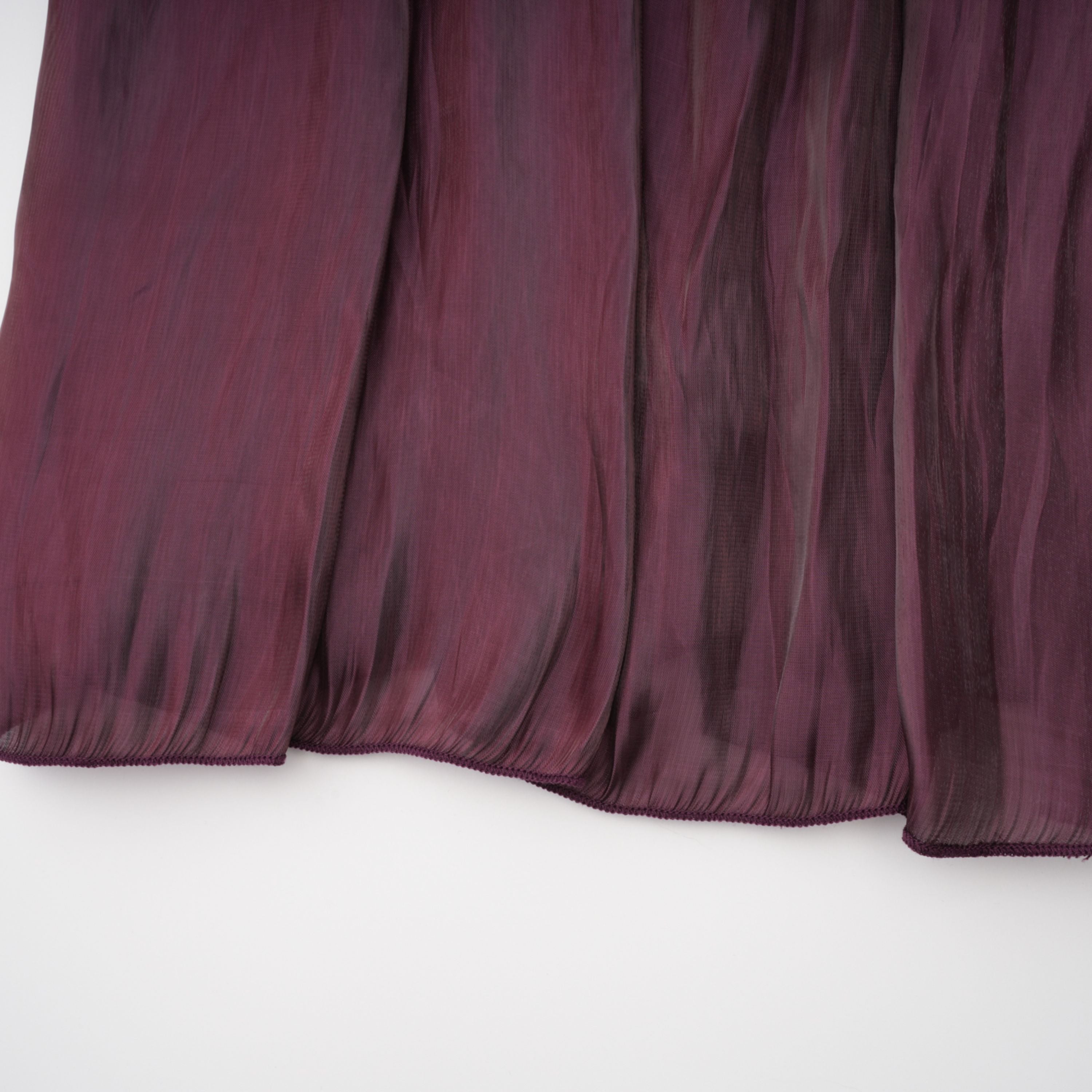 فستان ماكسي بقصّة متقاطعة باللون البني الفاتح