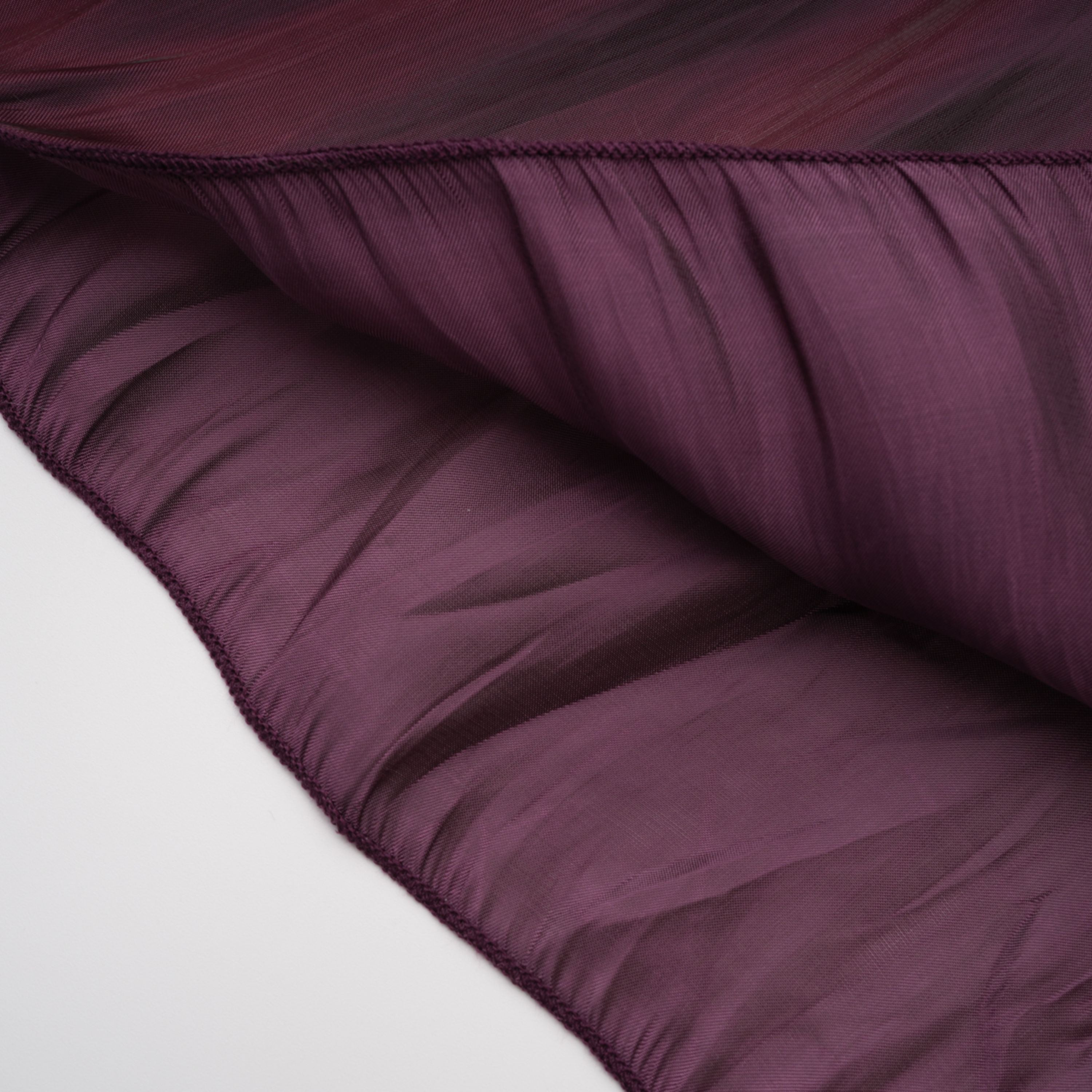 فستان ماكسي بقصّة متقاطعة باللون البني الفاتح