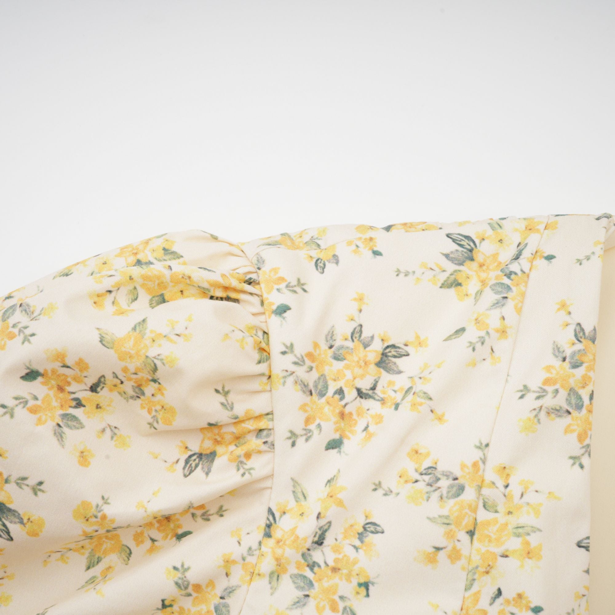 فستان ليان قصير مطوي بطبعات الأزهار