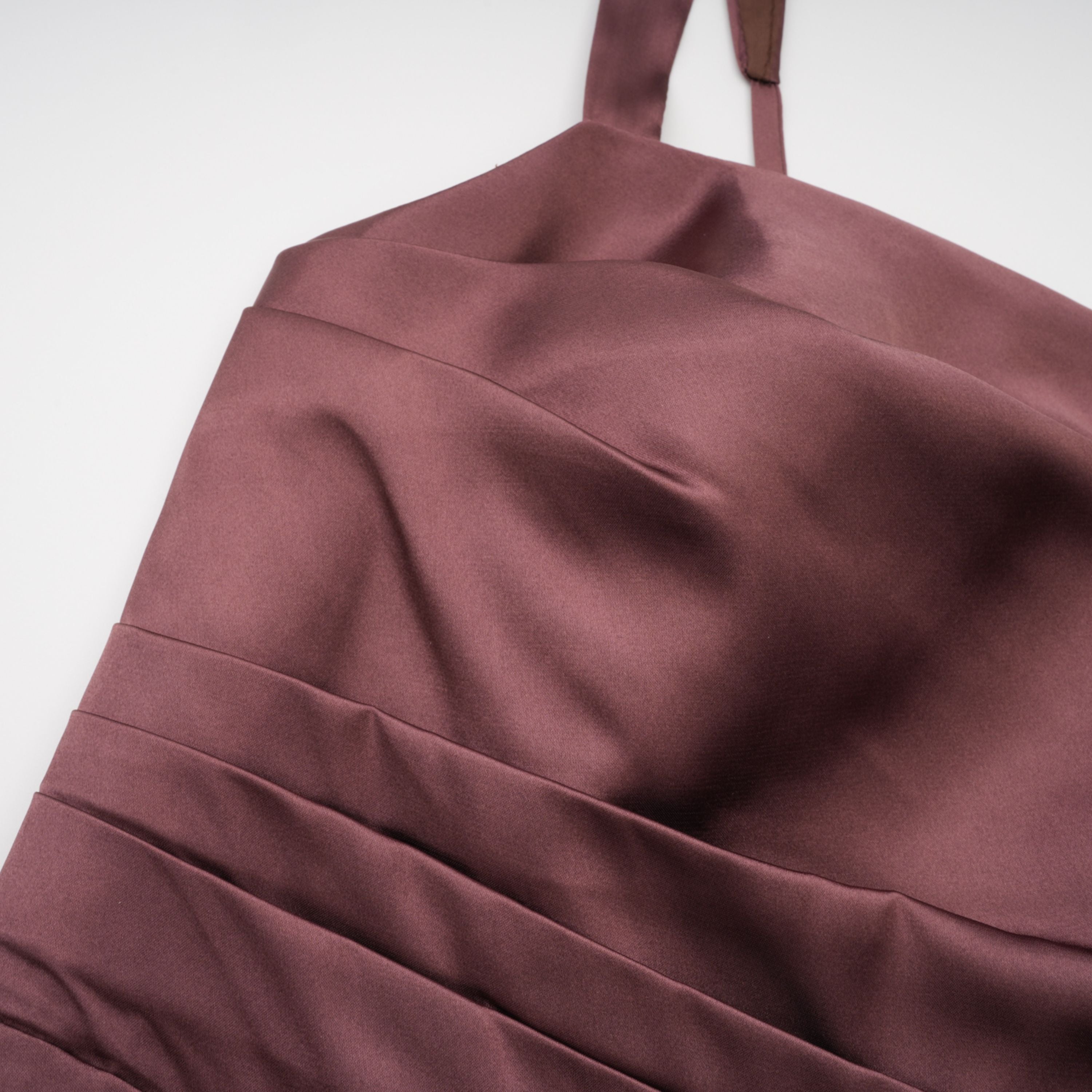 فستان طويل من الساتان المزركش باللون البني من Inmaculada