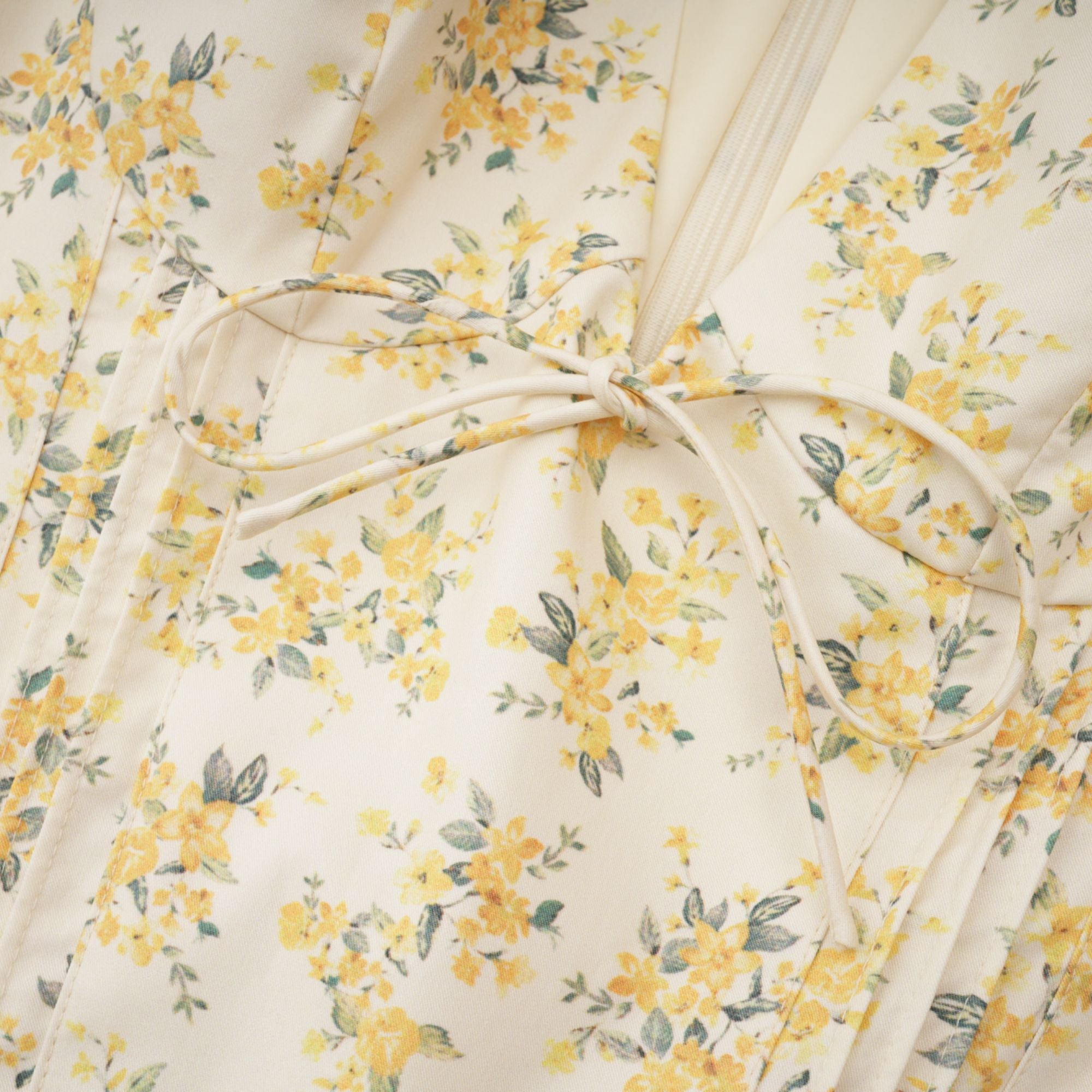 فستان ليان قصير مطوي بطبعات الأزهار