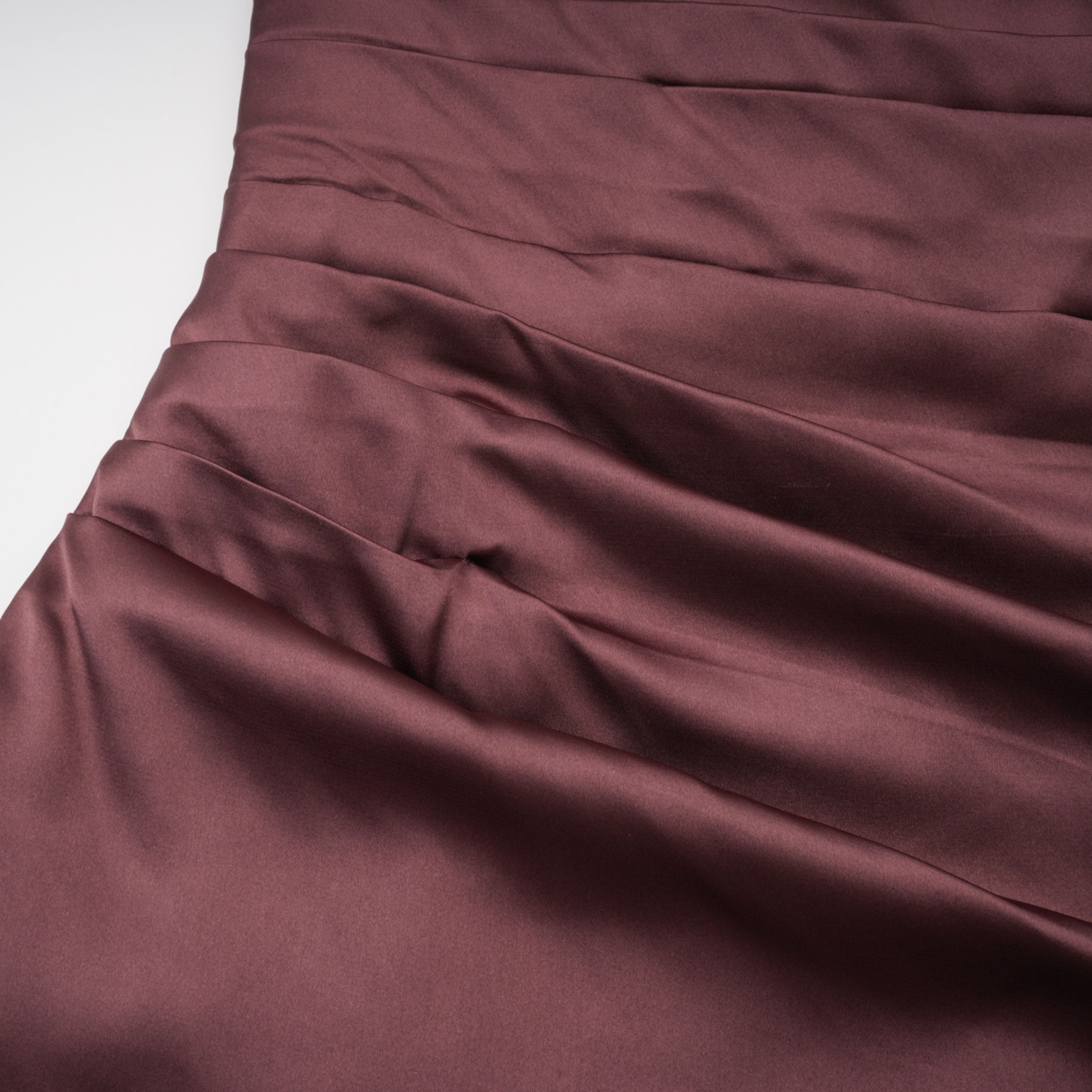 فستان طويل من الساتان المزركش باللون البني من Inmaculada