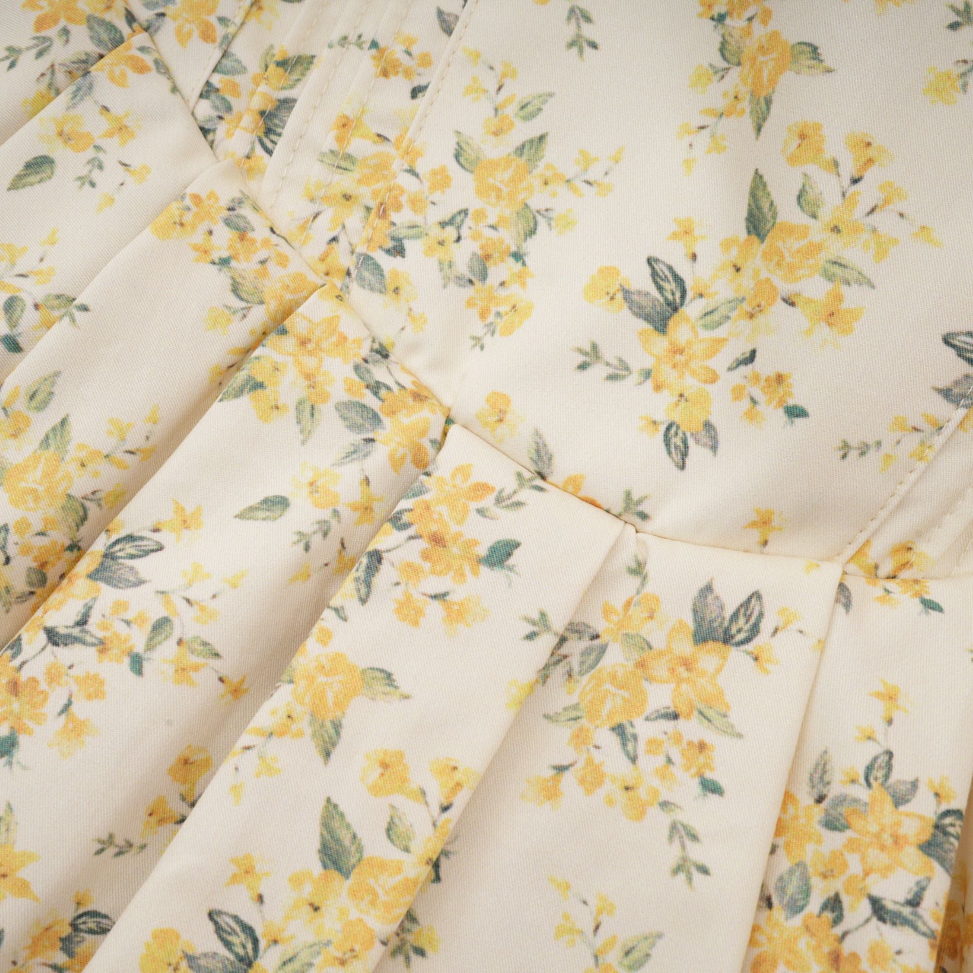 فستان ليان قصير مطوي بطبعات الأزهار