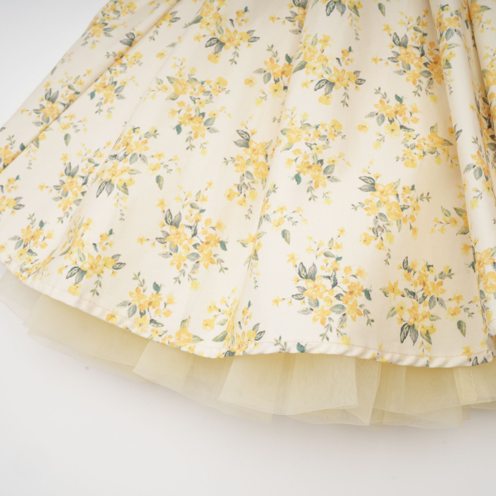 فستان ليان قصير مطوي بطبعات الأزهار