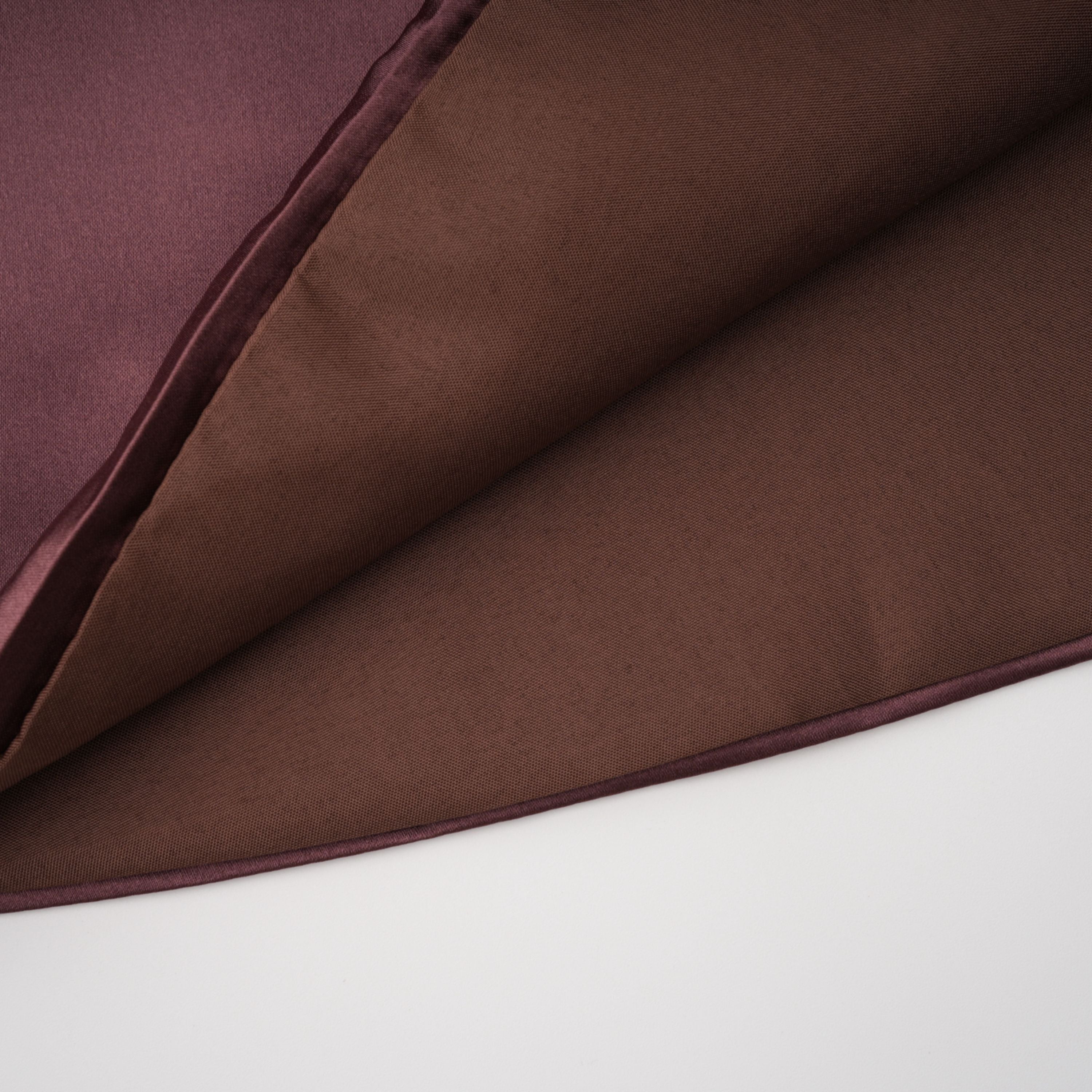 فستان طويل من الساتان المزركش باللون البني من Inmaculada