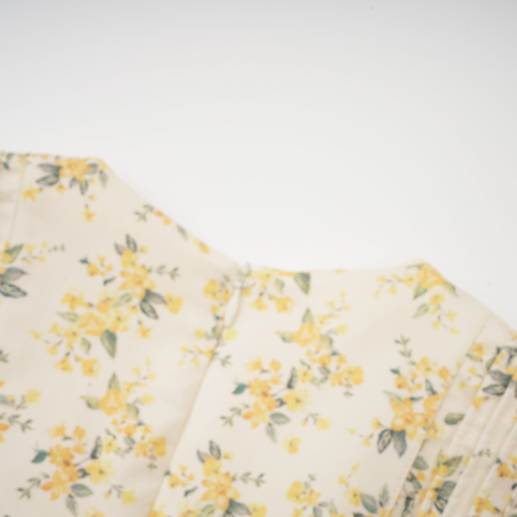 فستان ليان قصير مطوي بطبعات الأزهار