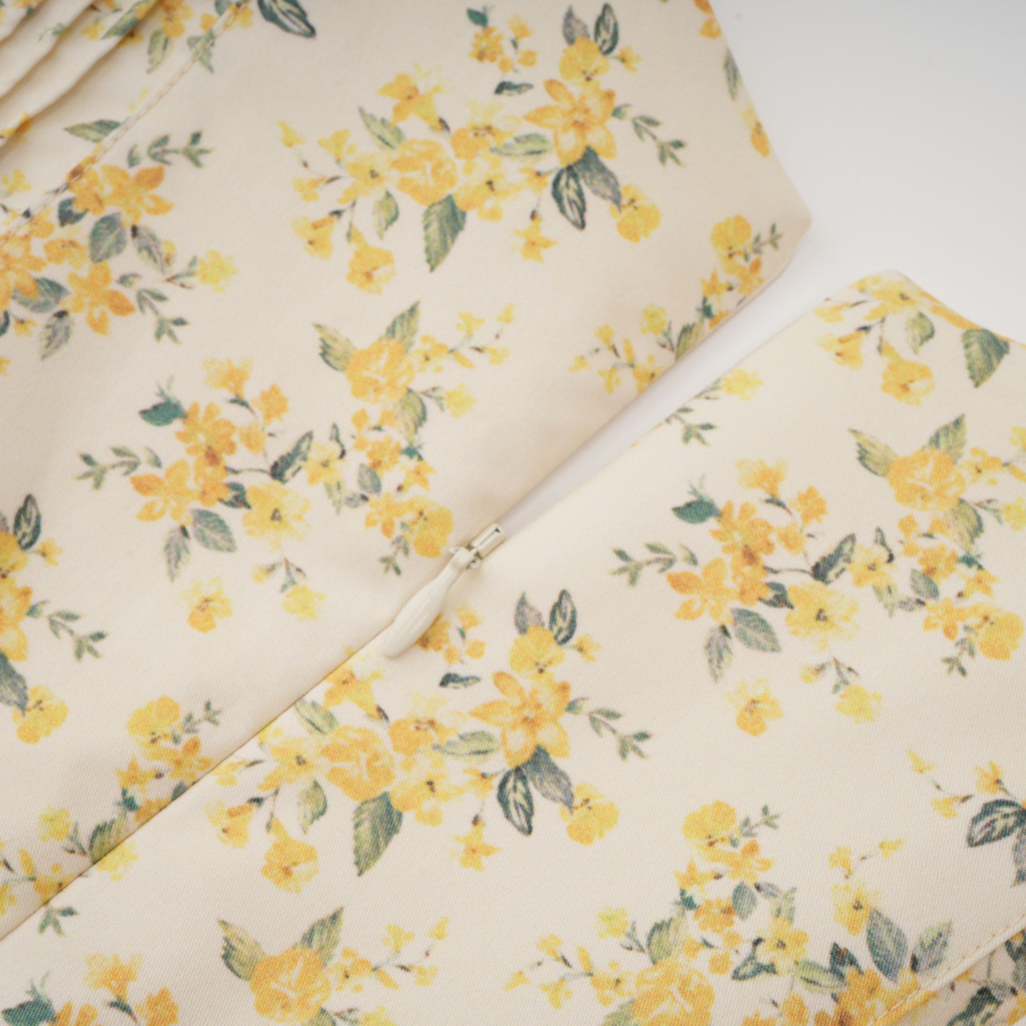 فستان ليان قصير مطوي بطبعات الأزهار