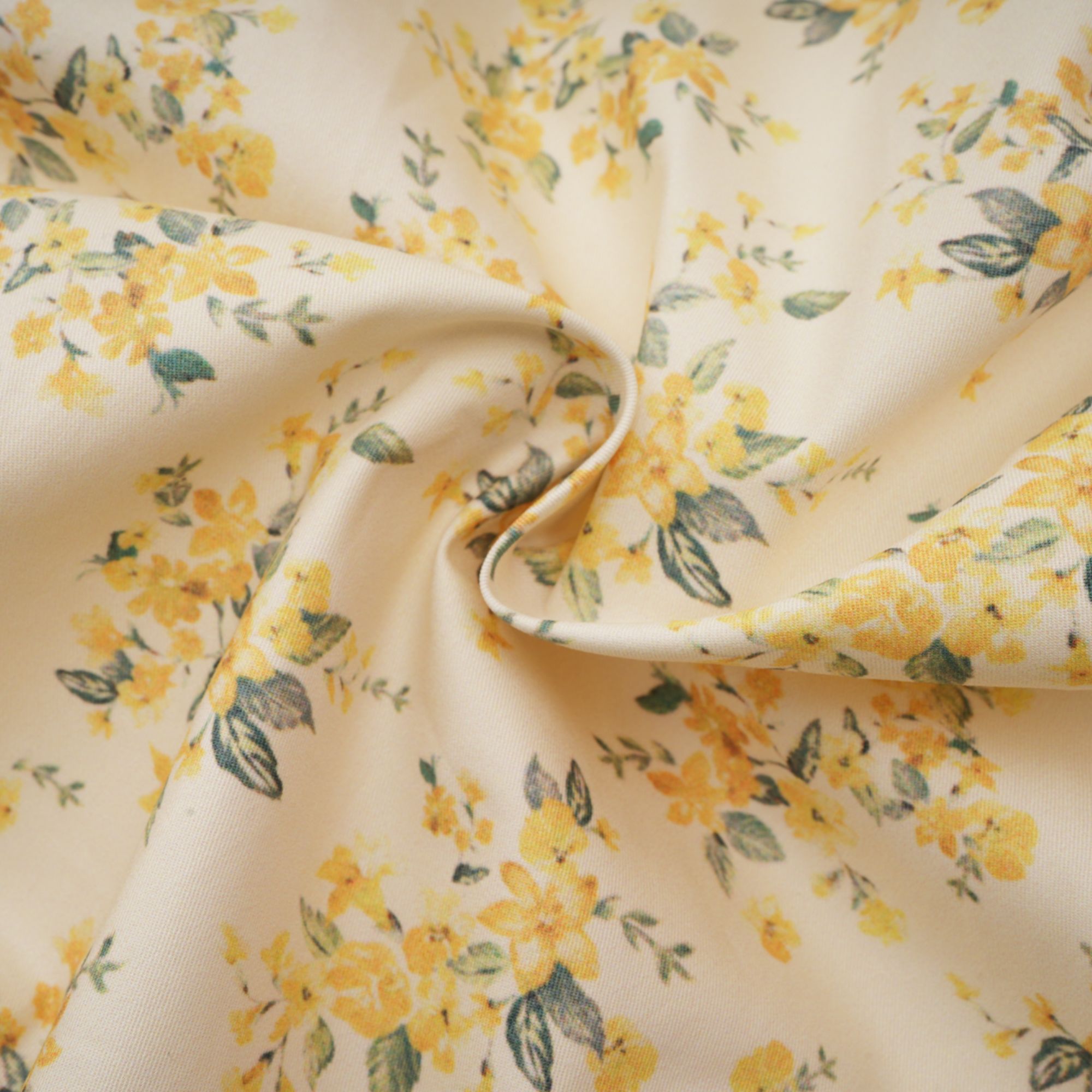 فستان ليان قصير مطوي بطبعات الأزهار