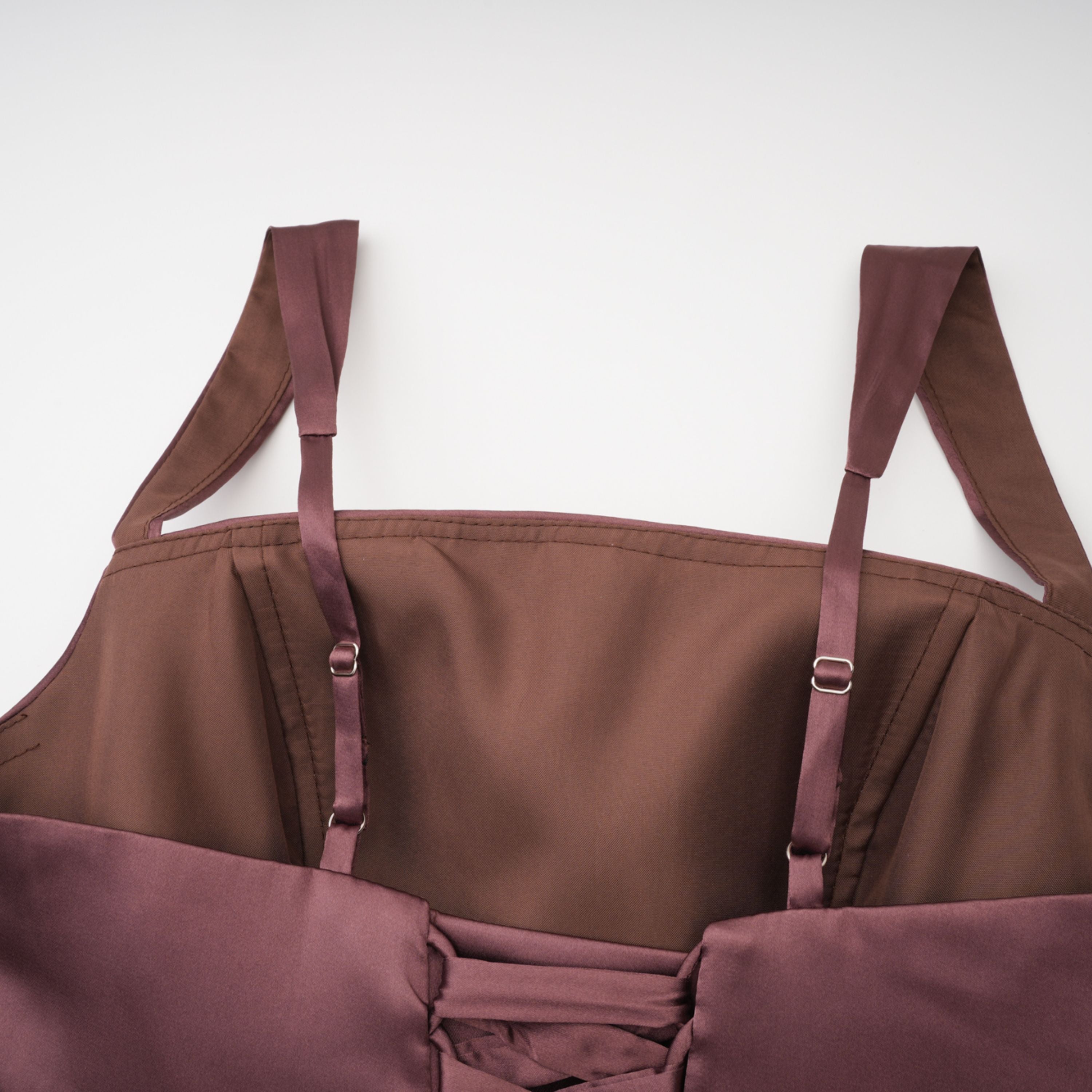 فستان طويل من الساتان المزركش باللون البني من Inmaculada