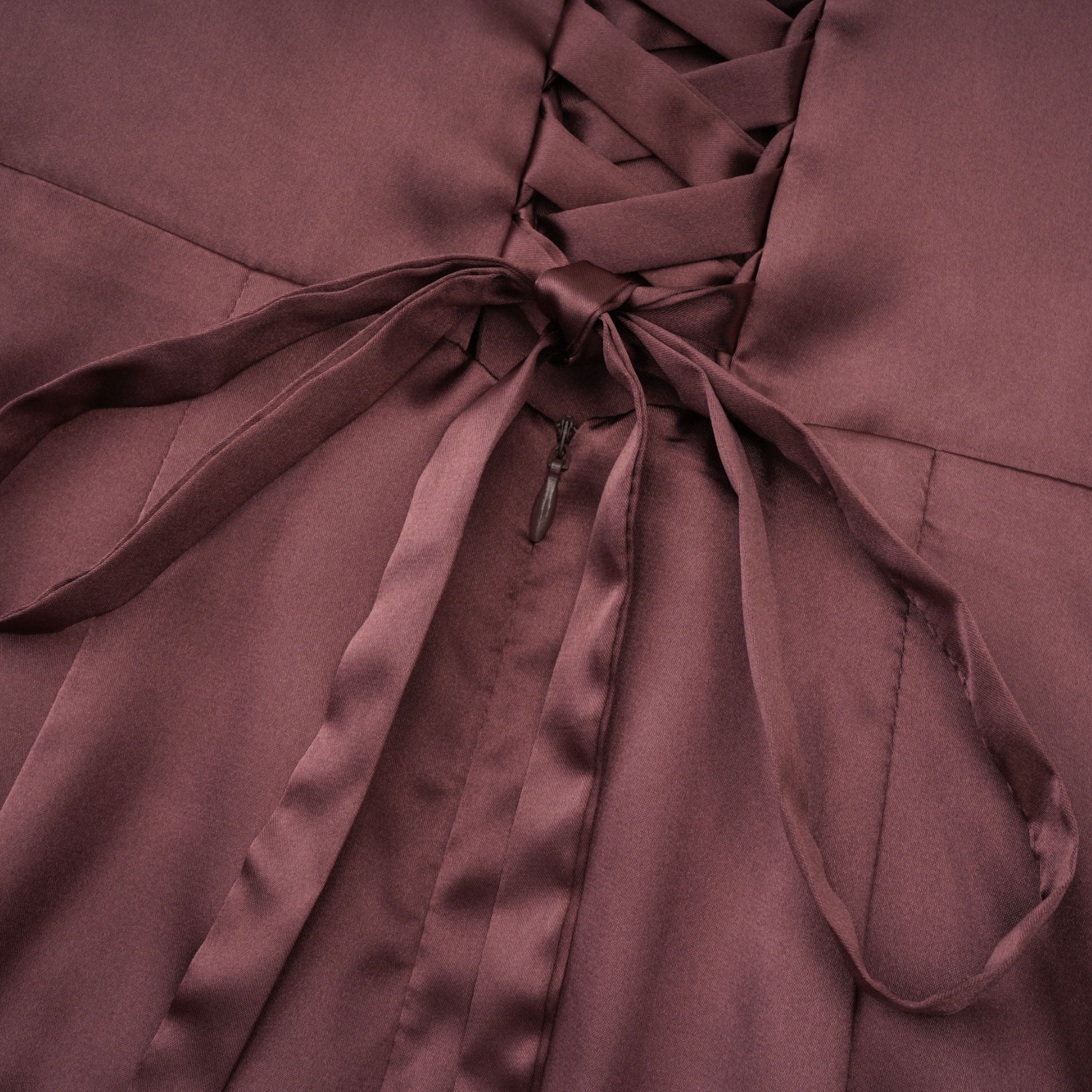 فستان طويل من الساتان المزركش باللون البني من Inmaculada